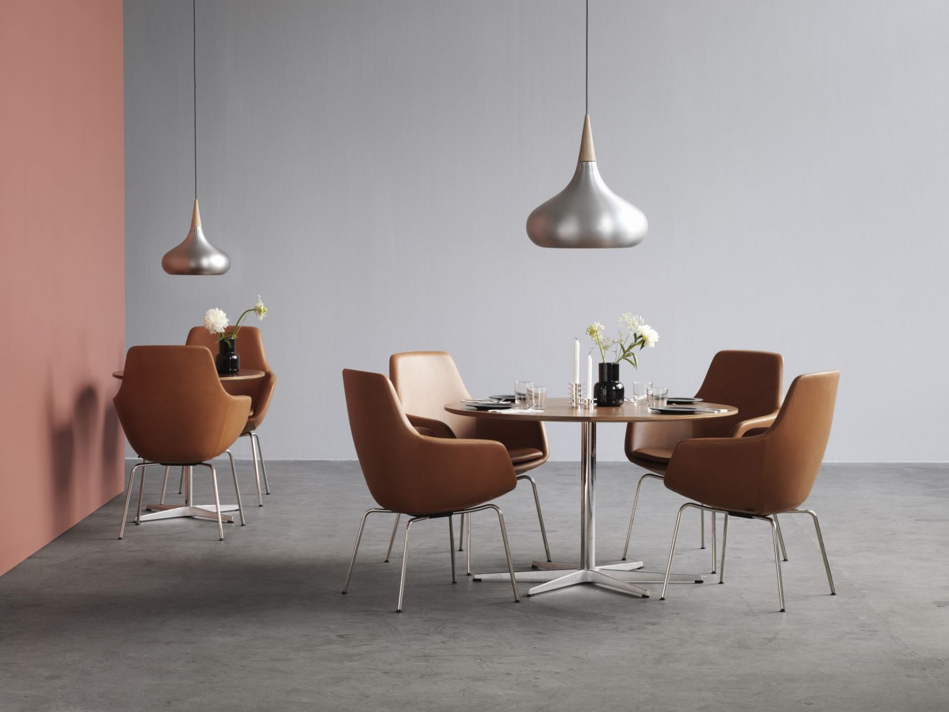Esszimmer mit vier Little Giraffe Stühlen von Fritz Hansen in braunem Leder um einen Esstisch.