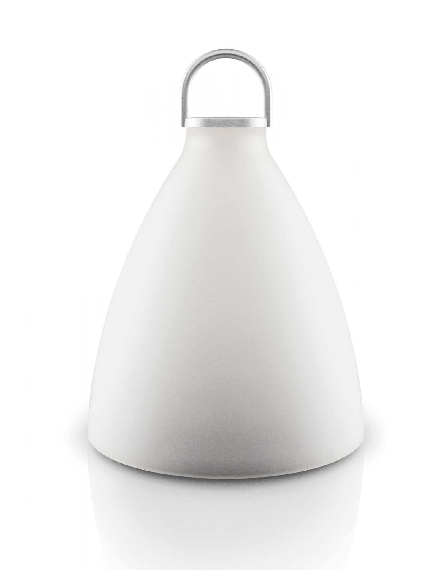 Weiße Eva Solo Sun Light Bell Solarleuchte mit silbernem Henkel, freigestellt.