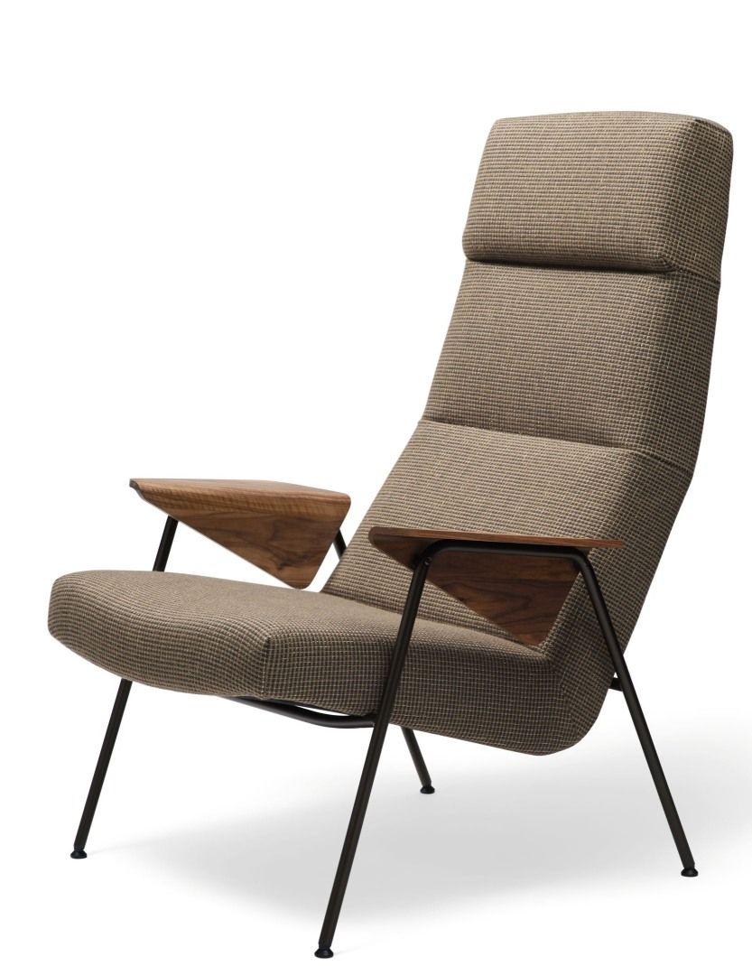 Walter Knoll Sessel 367/368 Votteler Chair mit braunem Stoffbezug und Holzarmlehnen, modernes Design.