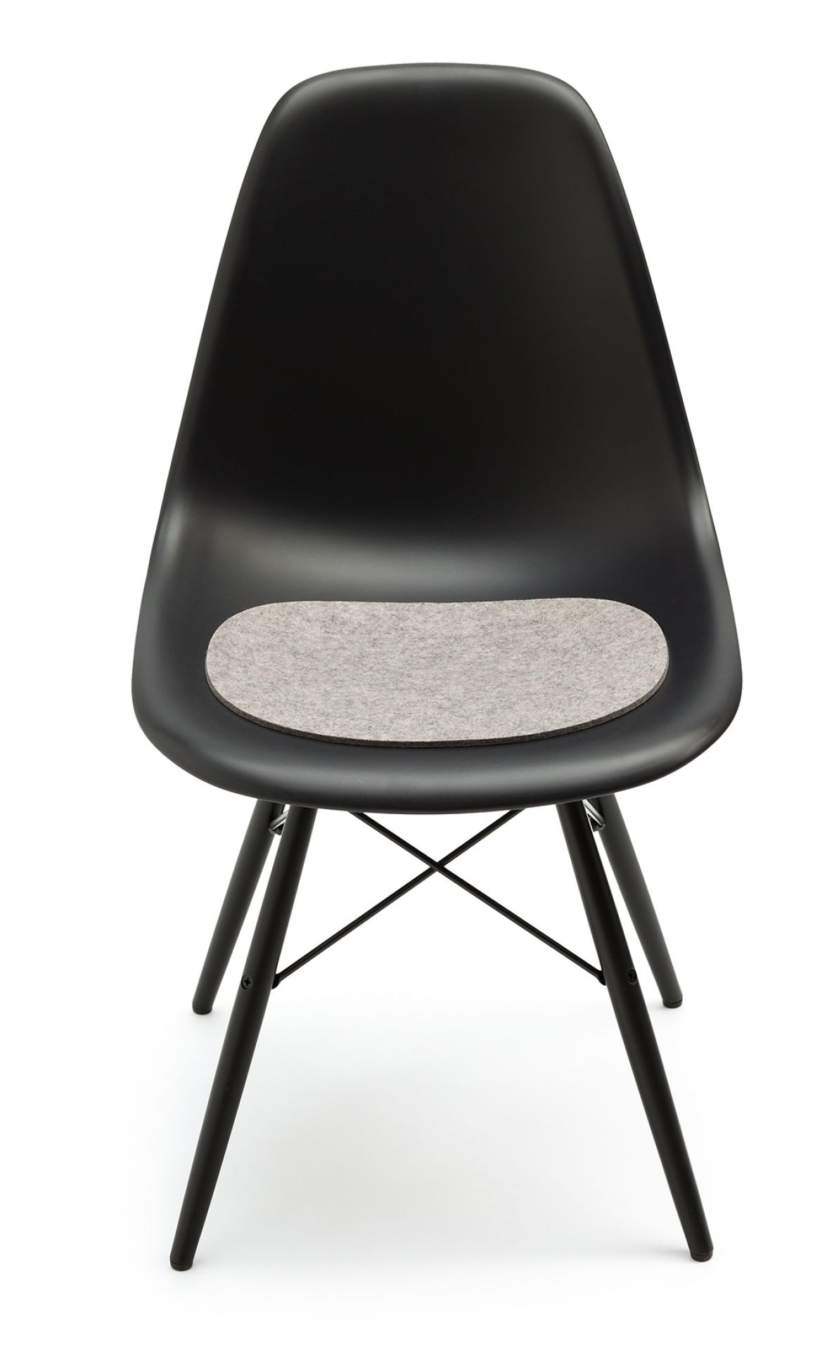 Graphitfarbener Eames Plastic Side Chair mit grauer Filz Sitzauflage von Hey Sign für mehr Komfort.