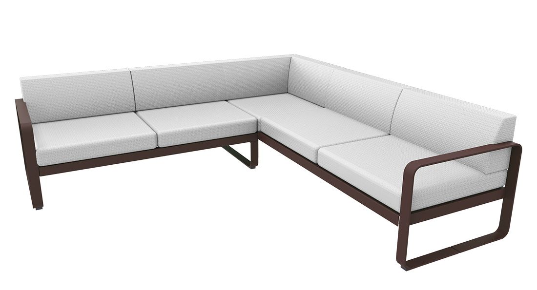 Bellevie Lounge Sofa von Fermob, braunes Outdoor-Ecksofa mit weißen Polstern für Garten und Terrasse.