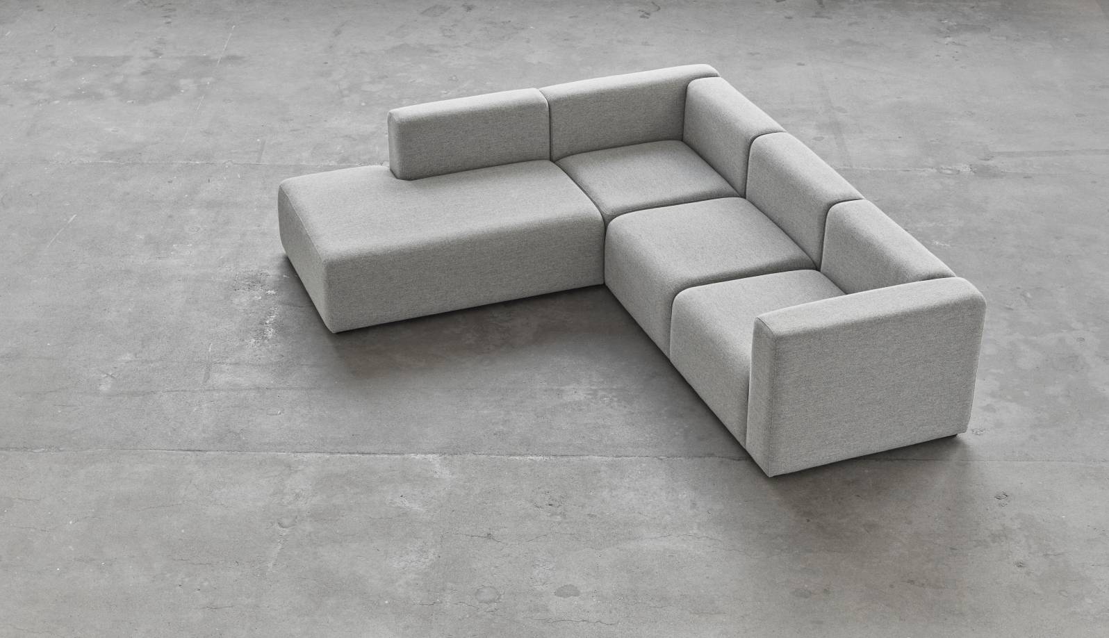 Graues Mags Sofa Eckkombination mit Armlehne rechts, bezogen mit Hay Linara Stoff.