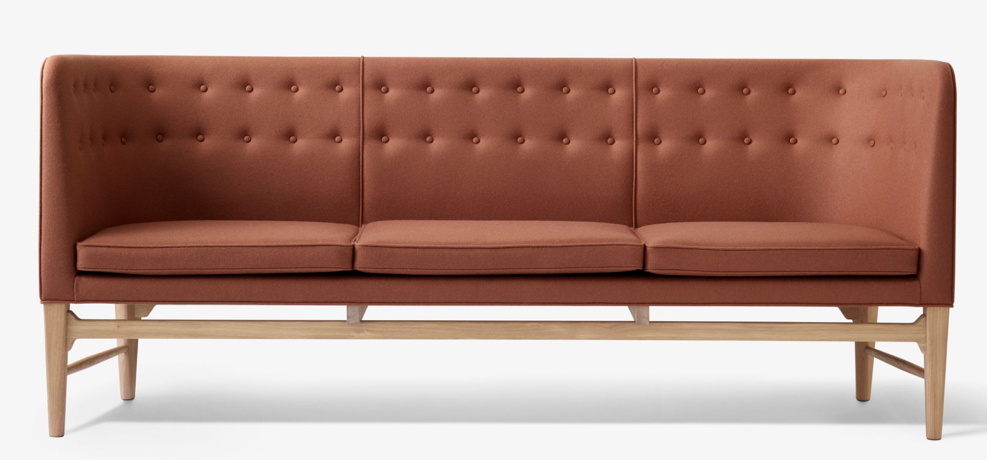 Mayor Sofa: Braunes 3-Sitzer Sofa mit Knopfleiste und Holzgestell von AndTradition. Modernes Design für Wohnzimmer.