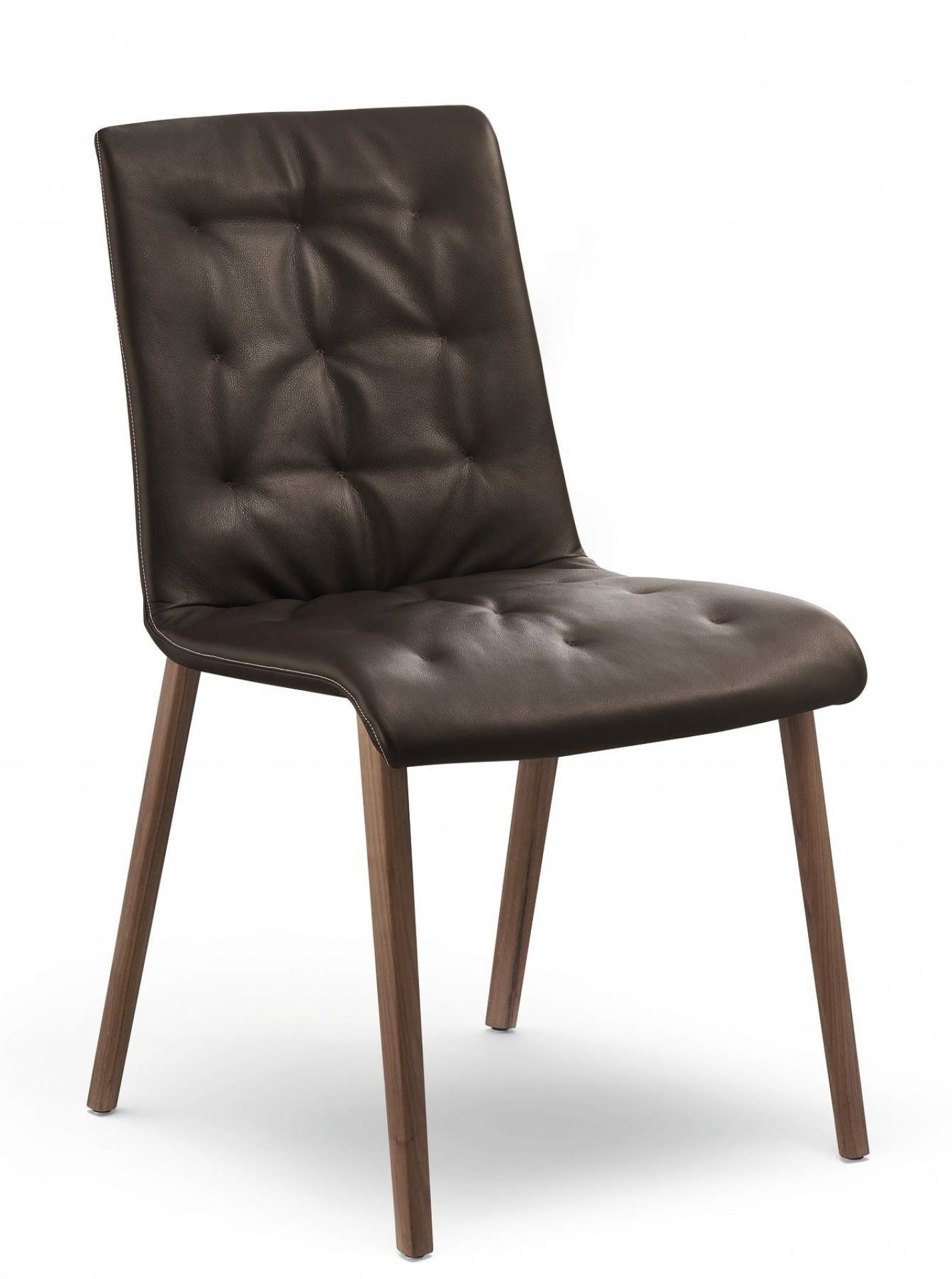 Liz Wood Stuhl mit braunem Lederbezug und Knopfheftung, modernes Design mit Holzbeinen.