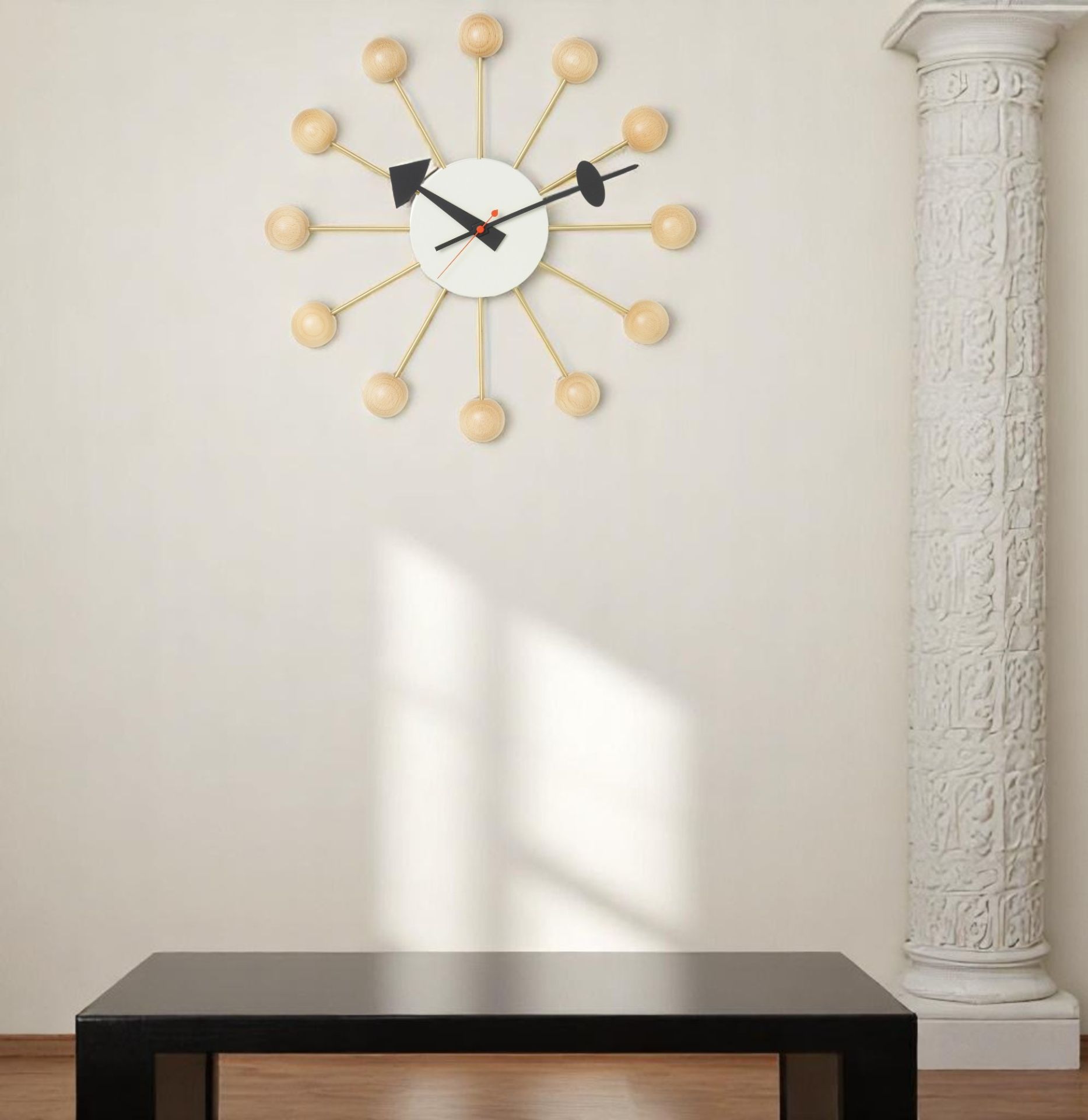 Ball Clock Wanduhr aus Buchenholz von Vitra, moderne Design-Uhr mit Holzkugeln und goldenen Zeigern.