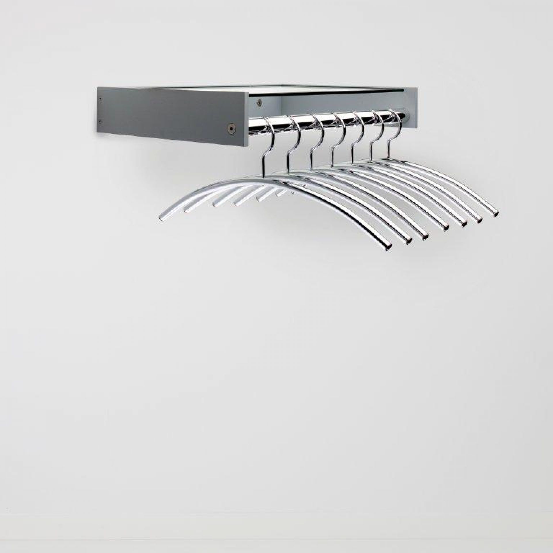Hangon Wandgarderobe von Cascando mit silbernen Kleiderbügeln und Ablage, moderne Garderobenlösung für Flur und Büro.
