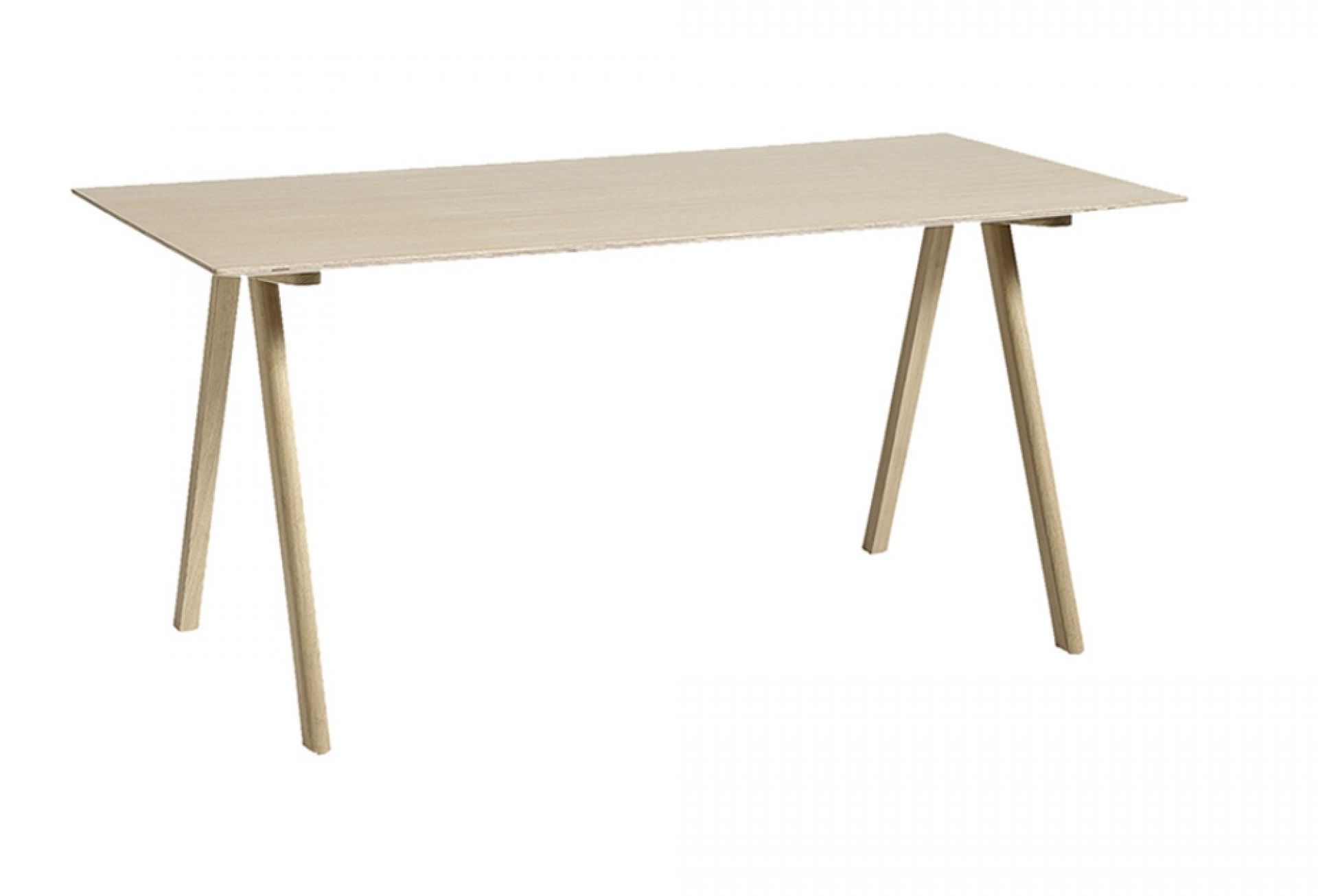 Heller Copenhague Tisch CPH 10 von Hay mit Holzplatte und schrägen Beinen.