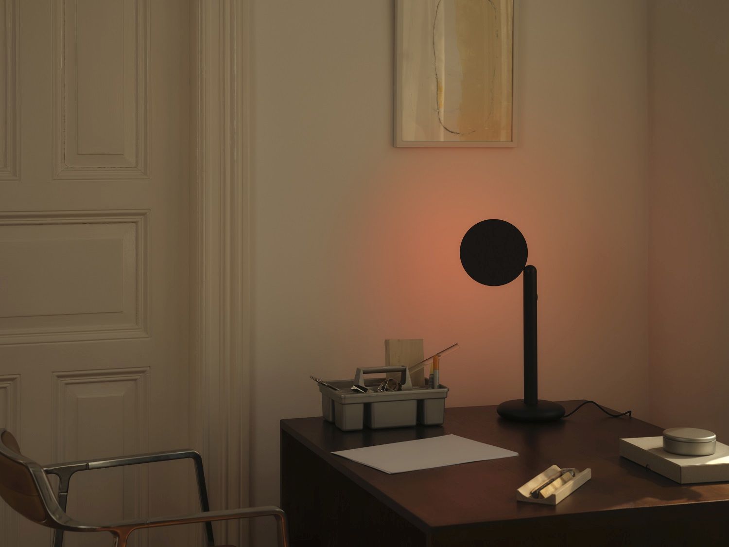 Graue Parrot Tischleuchte auf dunklem Schreibtisch mit Büroartikeln, stimmungsvolles Licht für Arbeitszimmer und Büro.