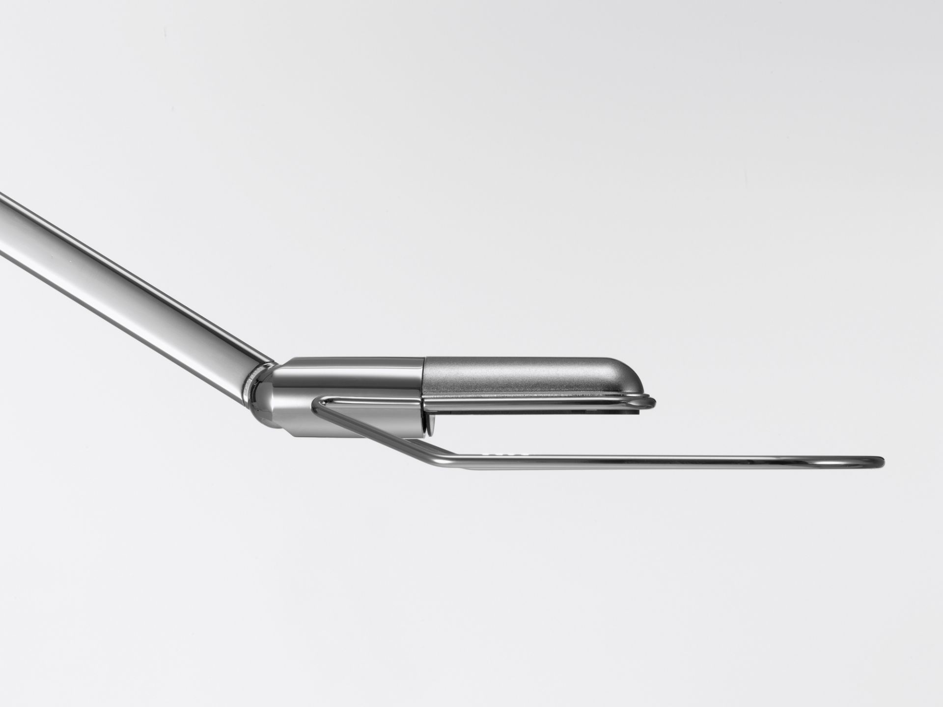 Detailaufnahme der Belux Lifto LED Tischleuchte, dimmbar, in Chromoptik. Modernes Design für Schreibtisch und Büro.