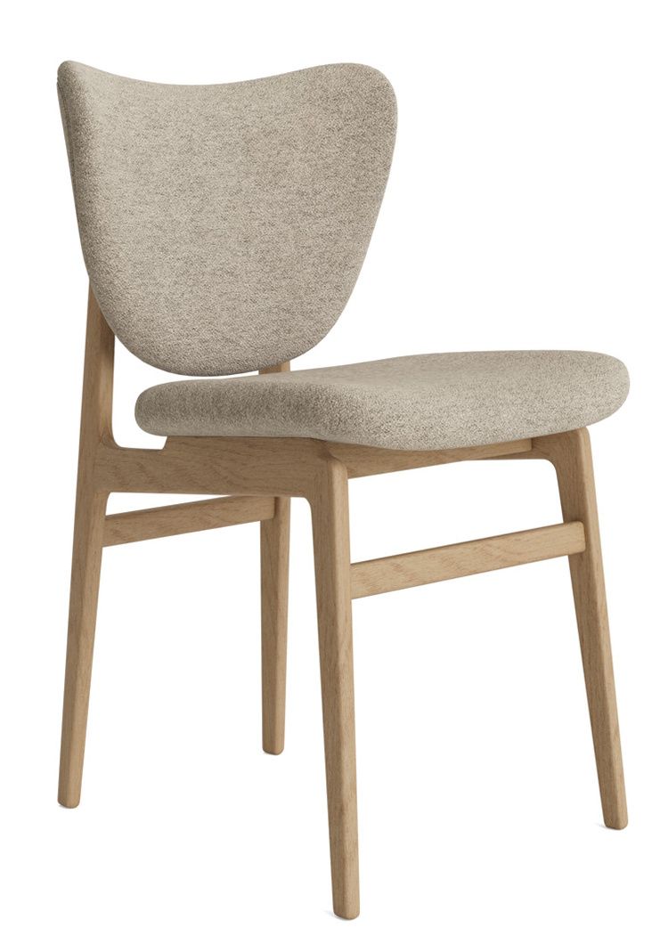 NORR11 Elephant Dining Chair mit hellgrauem Stoffbezug und hellem Holzgestell, seitliche Ansicht.