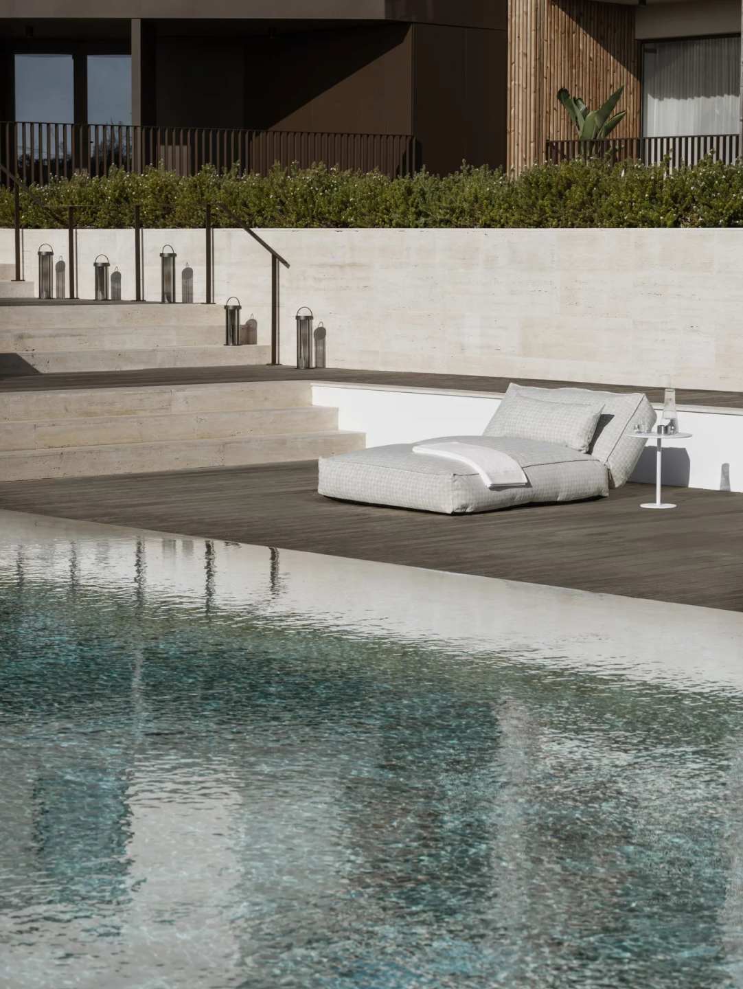 Blomus Stay Tagesbett Outdoor Twigh Earth am Pool, graues Lounge Möbel für Garten und Terrasse.