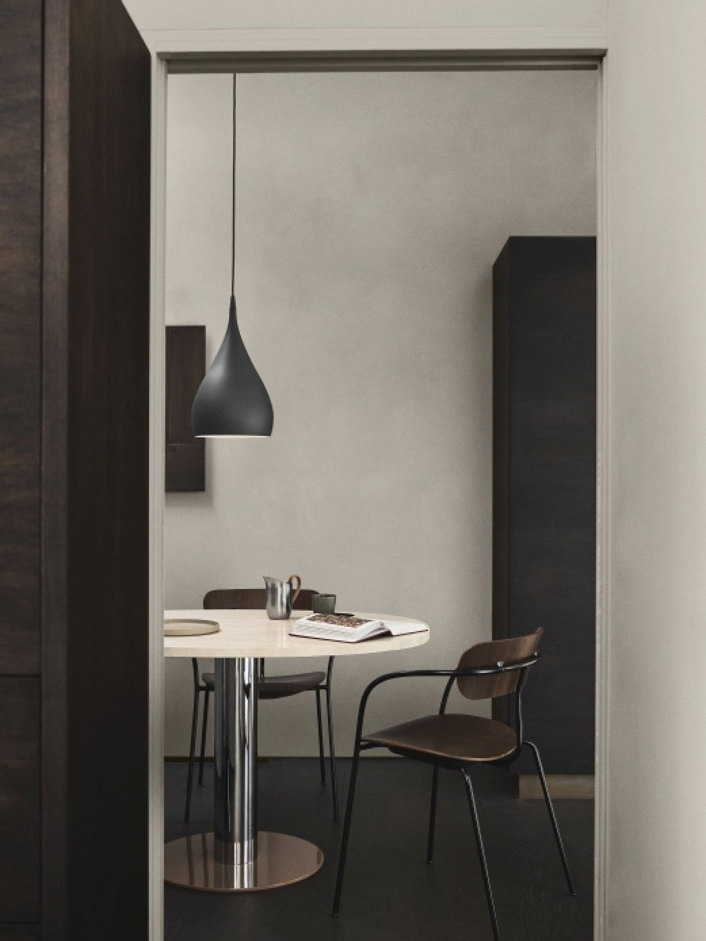 Pavilion AV2 Armchair: AndTradition Stuhl mit Armlehnen aus Eiche, schwarz lackiert, im modernen Esszimmer.