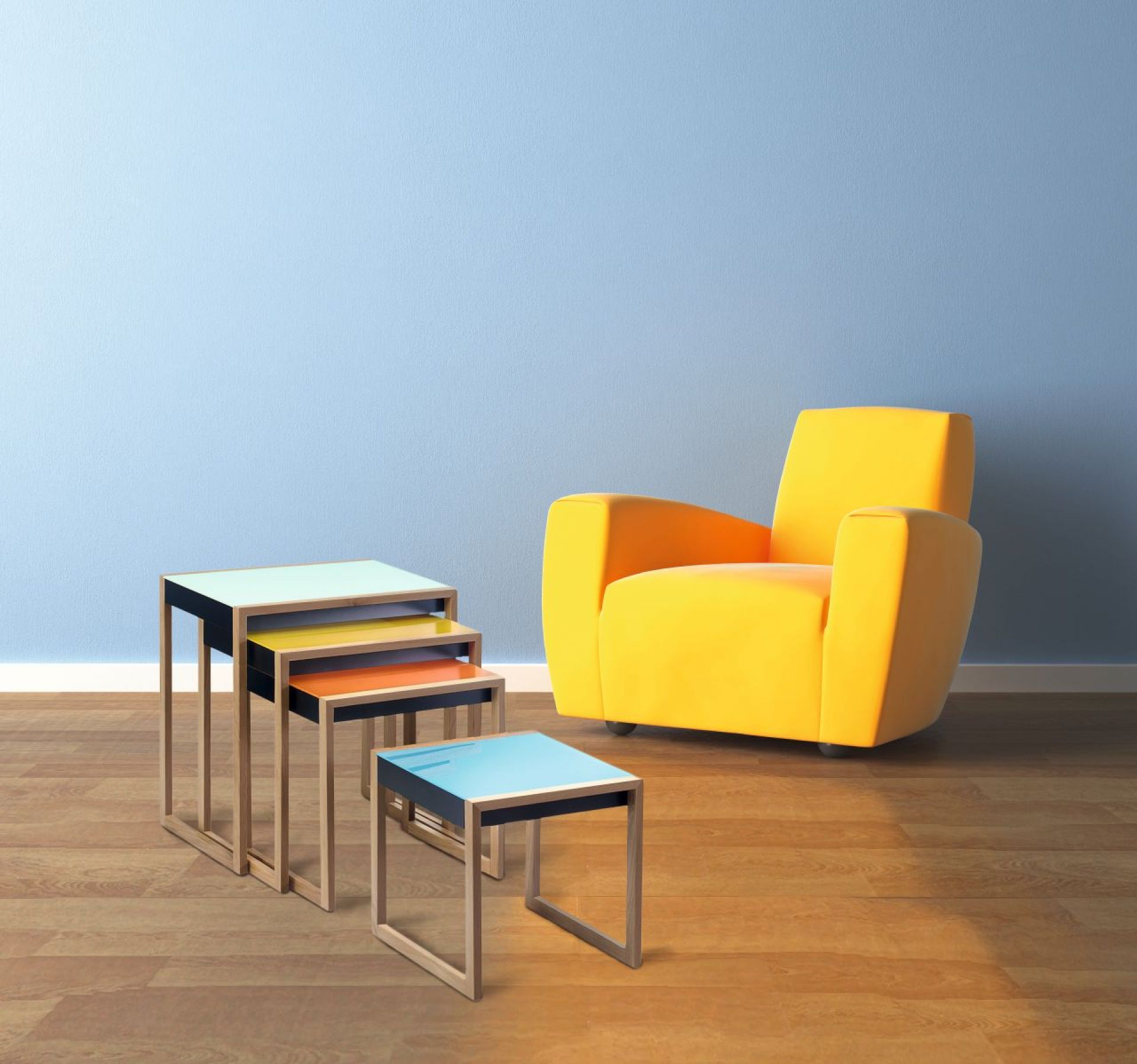 Bauhaus Satztische 4er Set von Klein & More, farbenfrohe Beistelltische aus Holz, gestapelt neben gelbem Sessel.