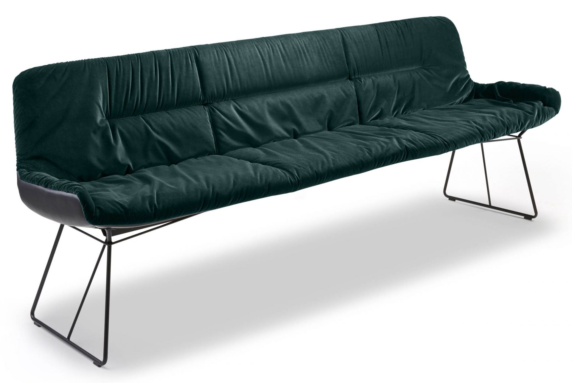 Grüne Leya Bank mit weicher Polsterung und filigranem, schwarzem Metallgestell. Moderne Sitzbank für Esszimmer.