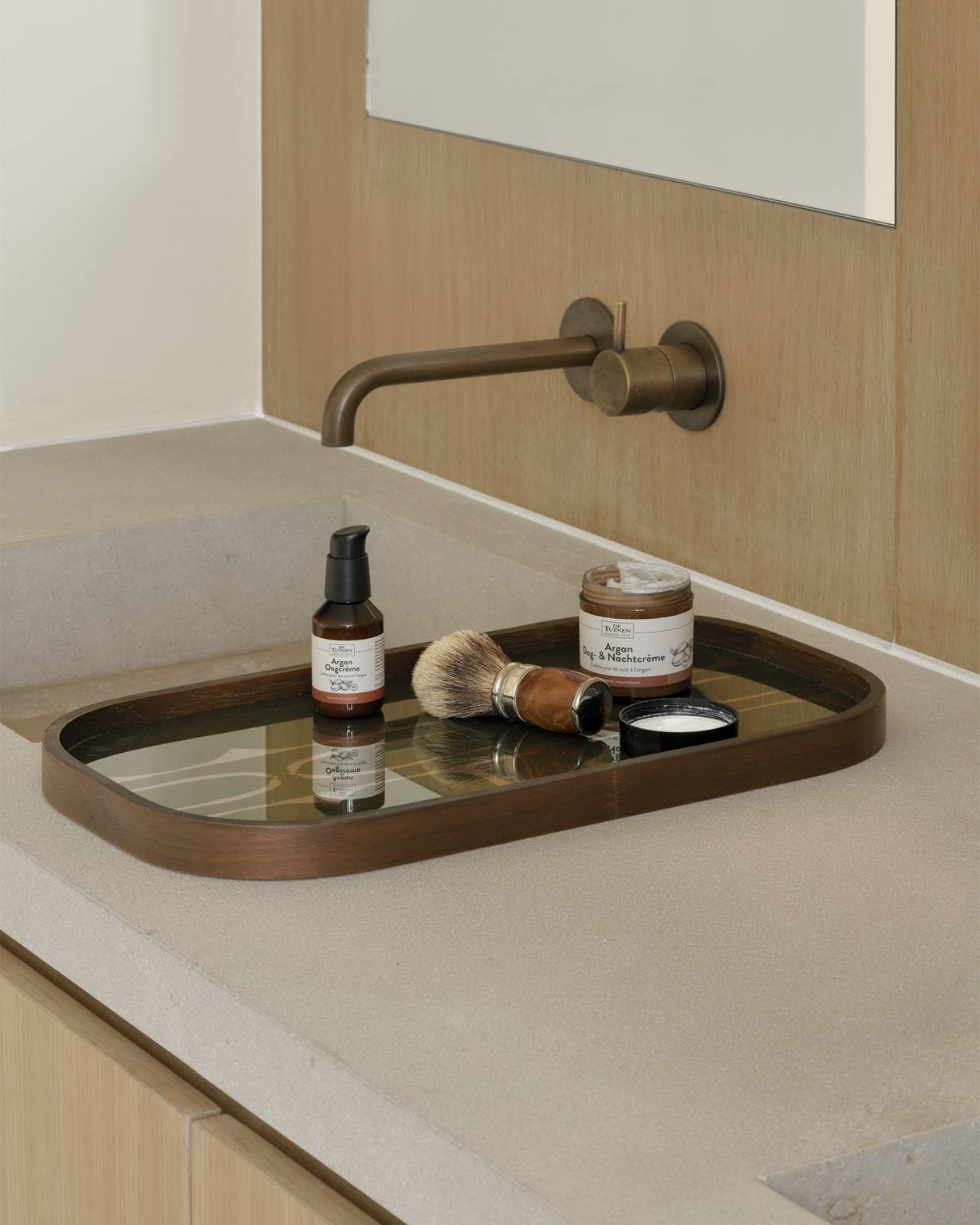 Second Nature Valet Trays Tablett von Ethnicraft mit Kosmetikprodukten im Badezimmer auf Waschbeckenablage.