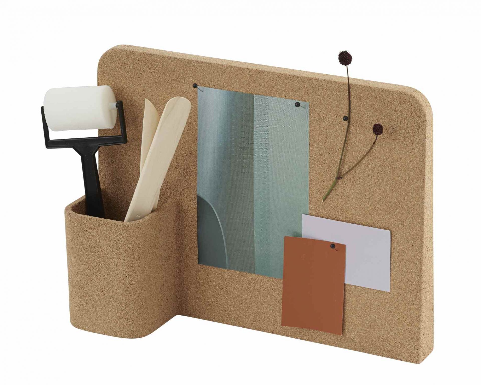 Muuto Story Pinboard: Kork Pinnwand mit Notizen, Werkzeugen und dekorativem Zweig.