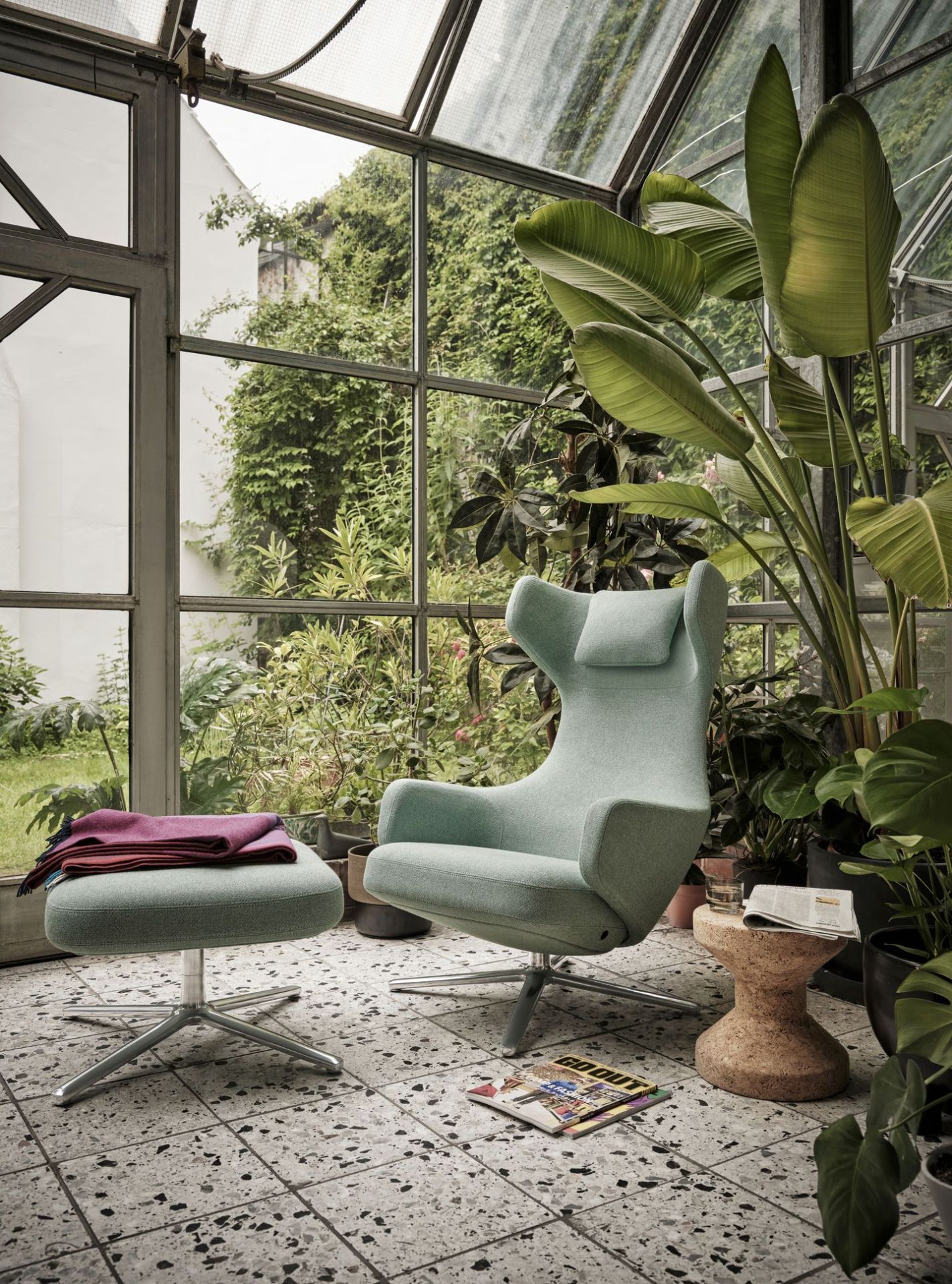 Fauteuil et repose-pieds Grand Repos combinaison préférée Vitra Cosy Kieselstein 40 cm