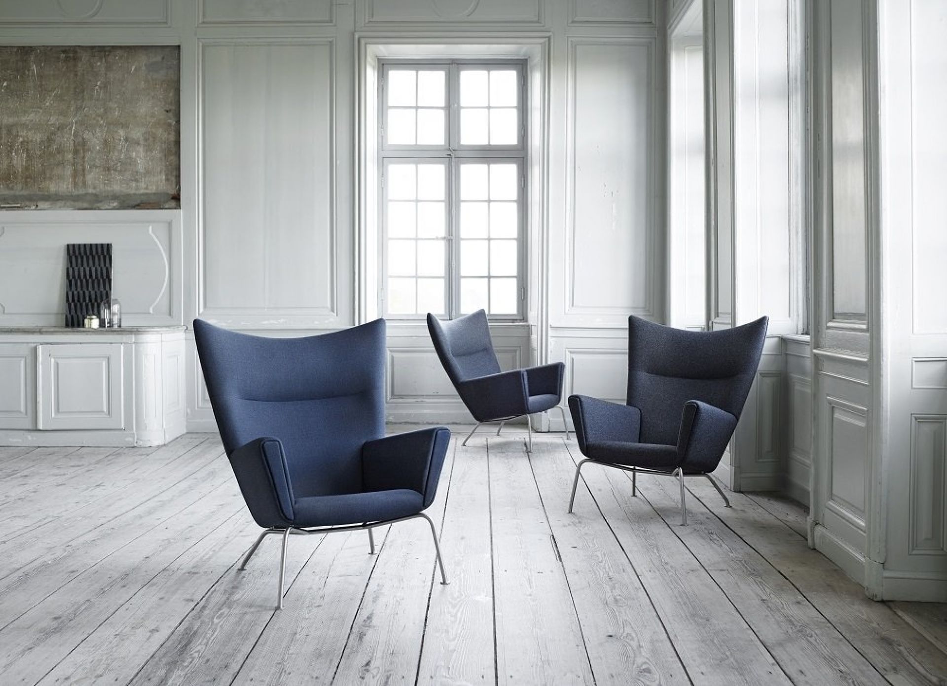 CH445 Wing Chair Sessel von Carl Hansen & Søn in blauem Stoff und Stahlgestell.