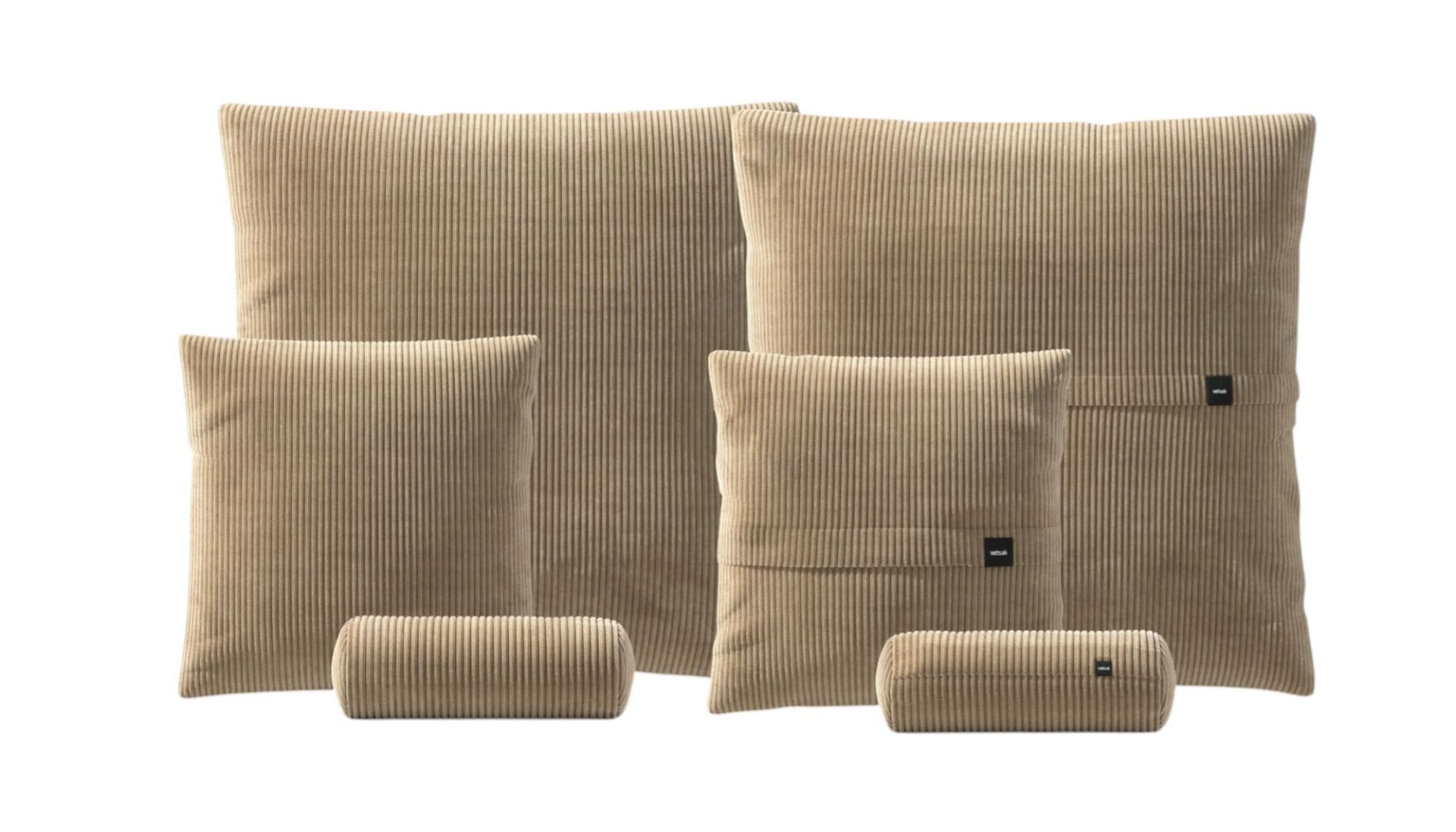 Vetsak Kissen Set, bestehend aus sechs beigen Cord Kissen in verschiedenen Größen.