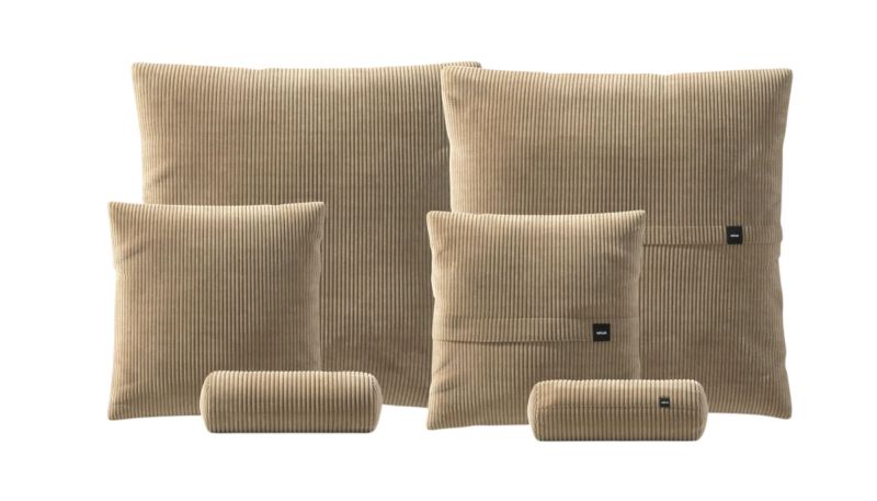 Vetsak Kissen Set, bestehend aus sechs beigen Cord Kissen in verschiedenen Größen.