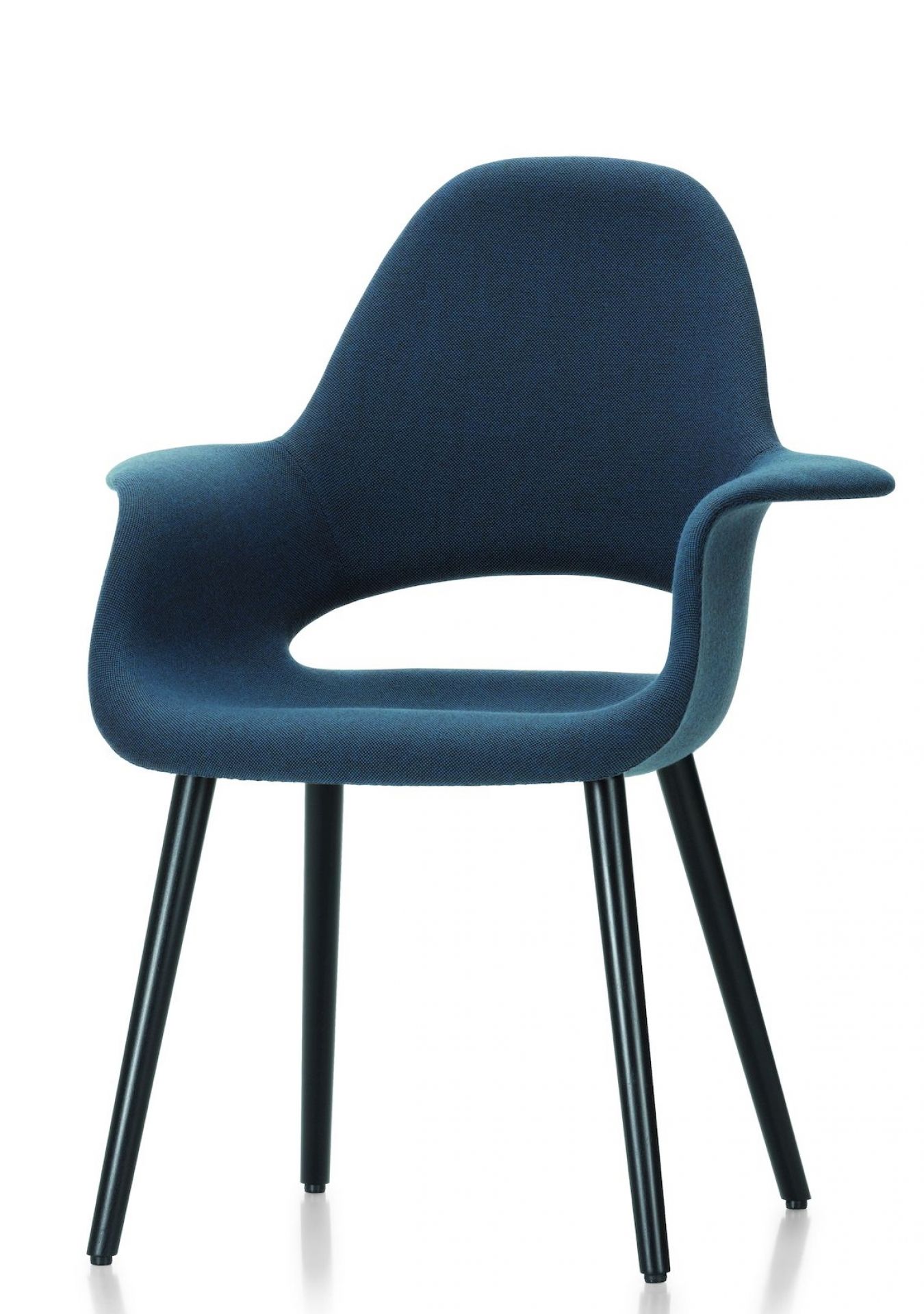 Blauer Organic Conference Stuhl von Vitra mit Armlehnen und schwarzen Beinen vor weißem Hintergrund.