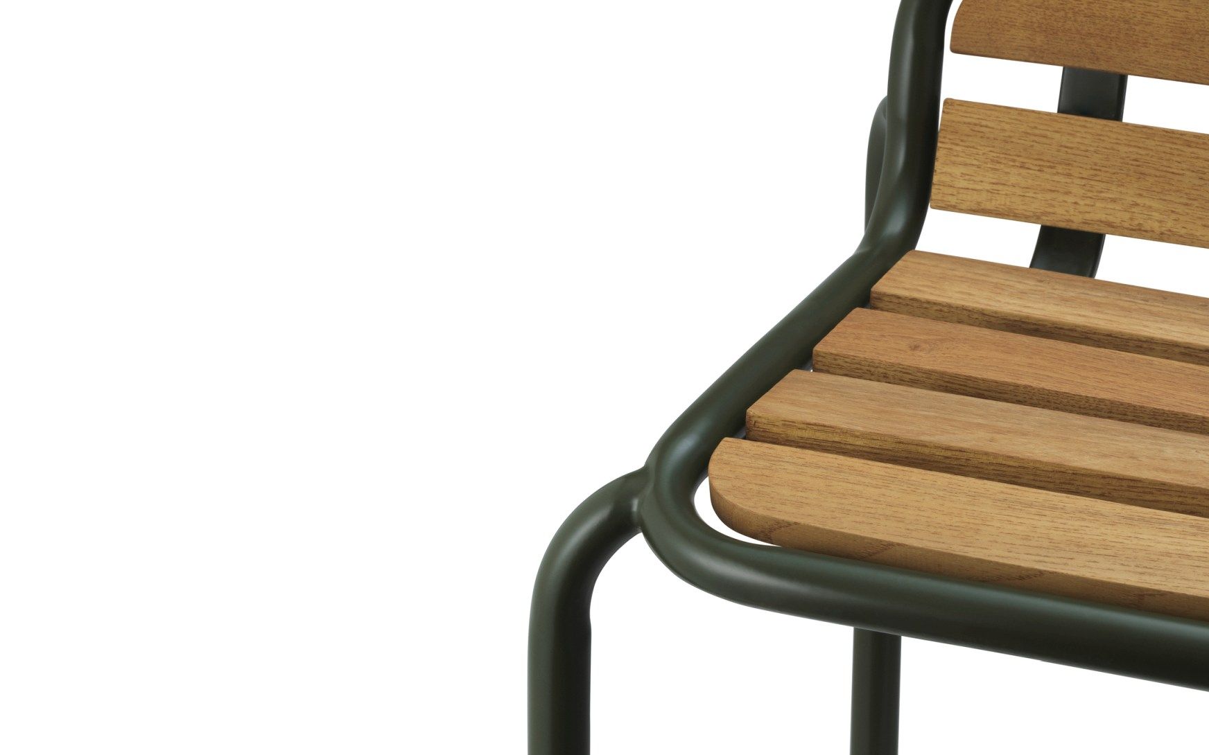 Detailaufnahme des Vig Chair Wood Stuhls von Normann Copenhagen, ideal für den Außenbereich.