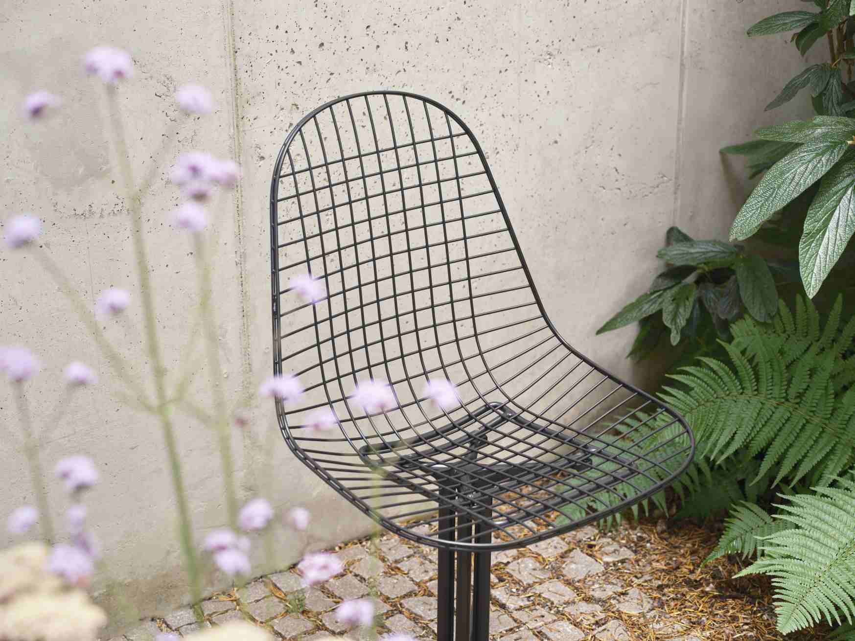 Vitra DKL Wire Chair, ungepolsterter Design Stuhl aus schwarzem Drahtgeflecht für den Garten.