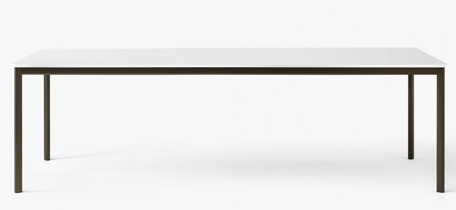 AndTradition Drip Table mit weißer Tischplatte und braunem Metallgestell für Esszimmer oder Büro.