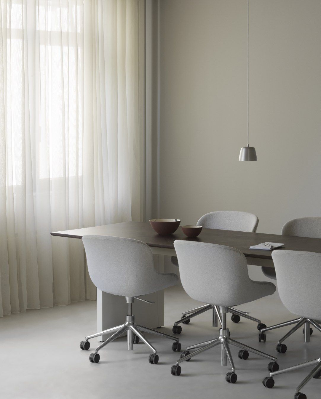 Normann Copenhagen Panel Tisch / Esstisch 300x90 cm mit Bürostühlen in einem hellen, modernen Konferenzraum.