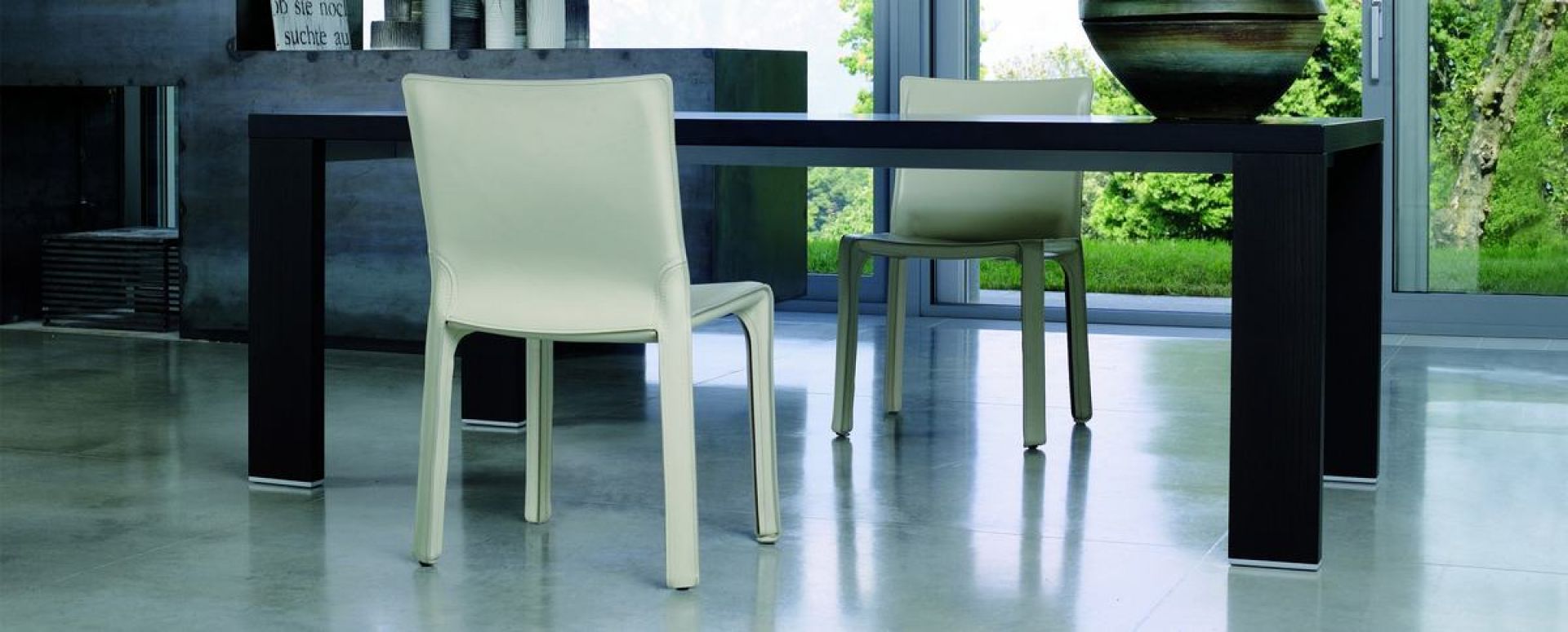 Heller Cassina Cab Chair Stuhl am Esstisch, modernes Möbeldesign für Esszimmer und Wohnbereich.