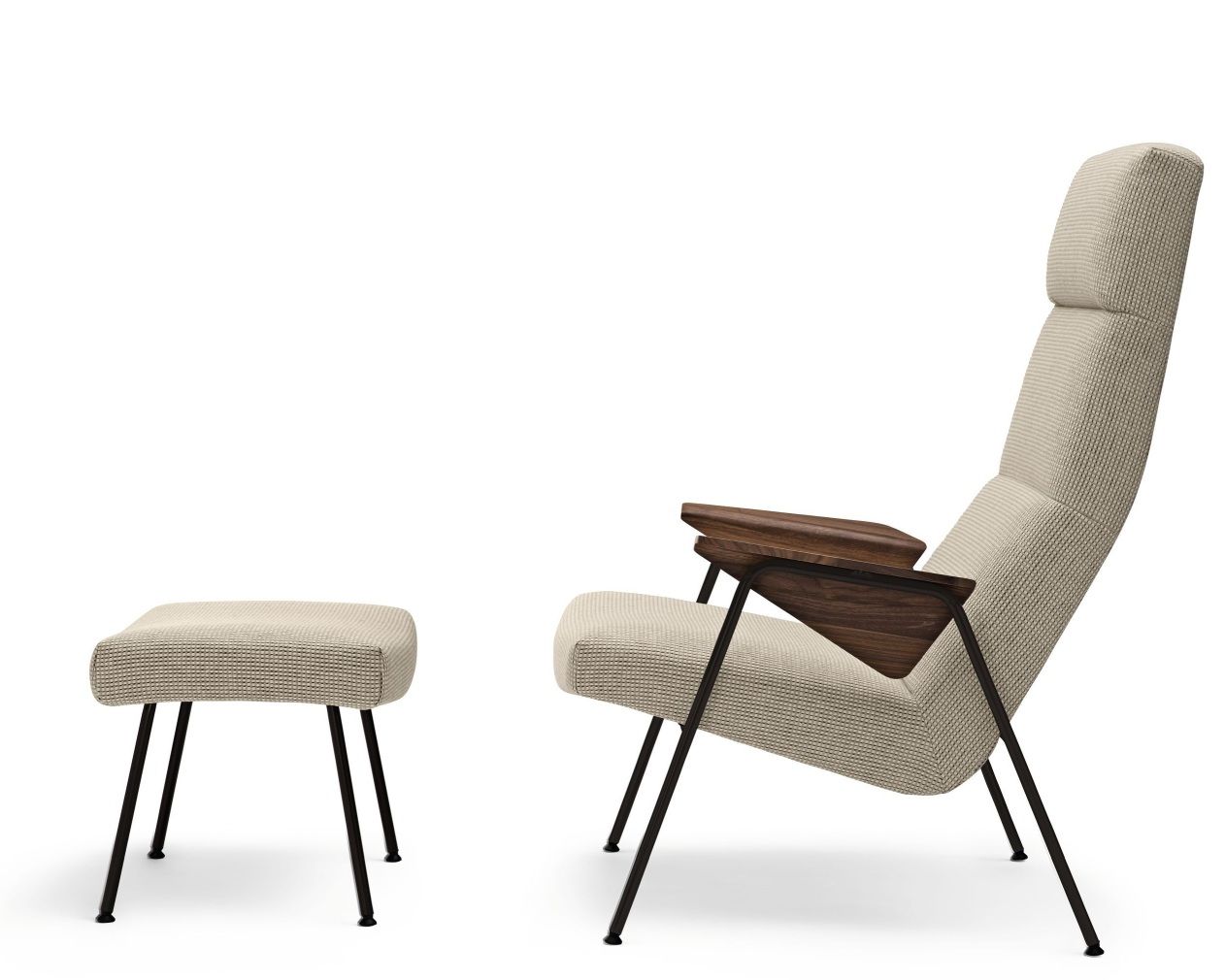 Beiger Walter Knoll Sessel mit hoher Rückenlehne und Holzarmlehnen, dazu passender 368 Votteler Hocker.