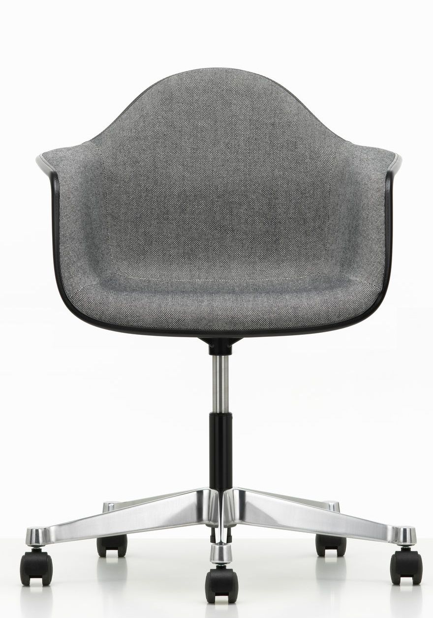 Vitra Eames Plastic Arm Chair, vollgepolstert in Grau, mit Rollen und Aluminiumfuß.