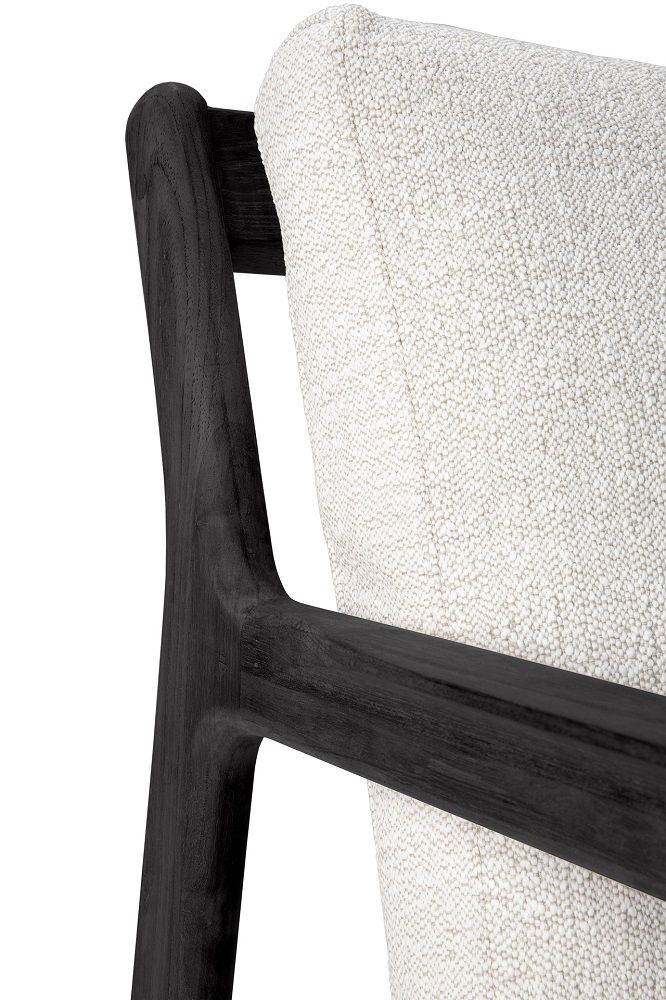 Detailaufnahme: Ethnicraft Jack Outdoor Sofa, schwarzes Teakholz Gestell, hellgrauer Stoffbezug.