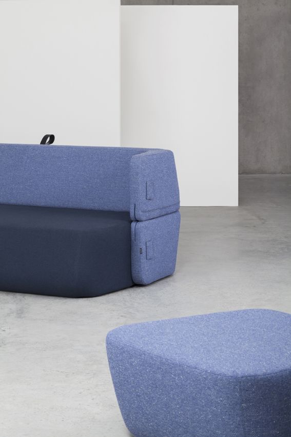 Revolve Schlafsofa von Prostoria in blau mit Hocker, modernes modulares Design für Wohnzimmer und Gästezimmer.