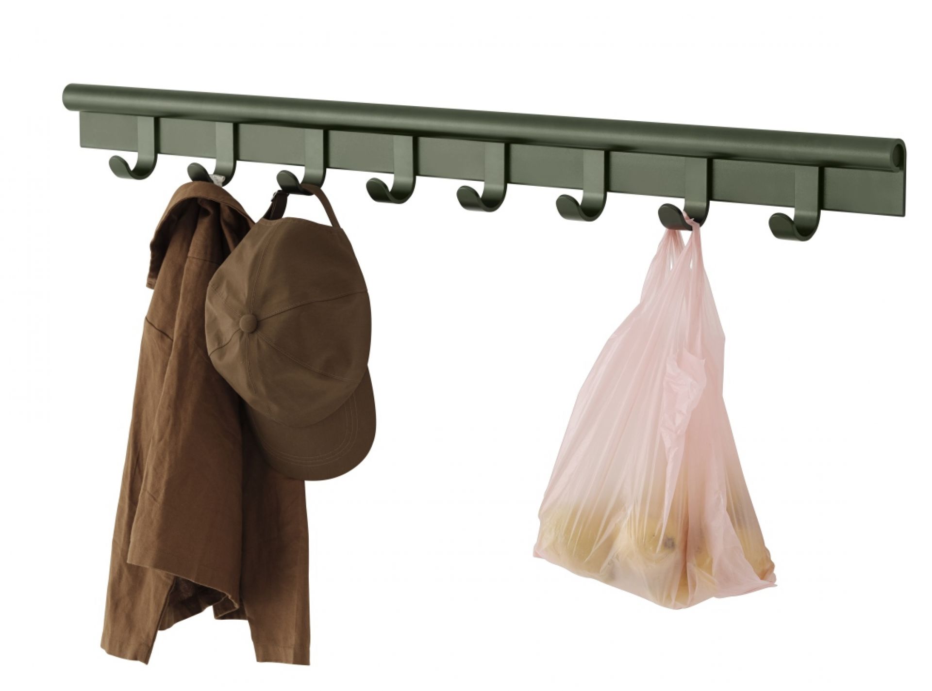 Muuto Coil Coat Rack Wandgarderobe in Grün mit Jacke, Kappe und Tüte an den Haken.
