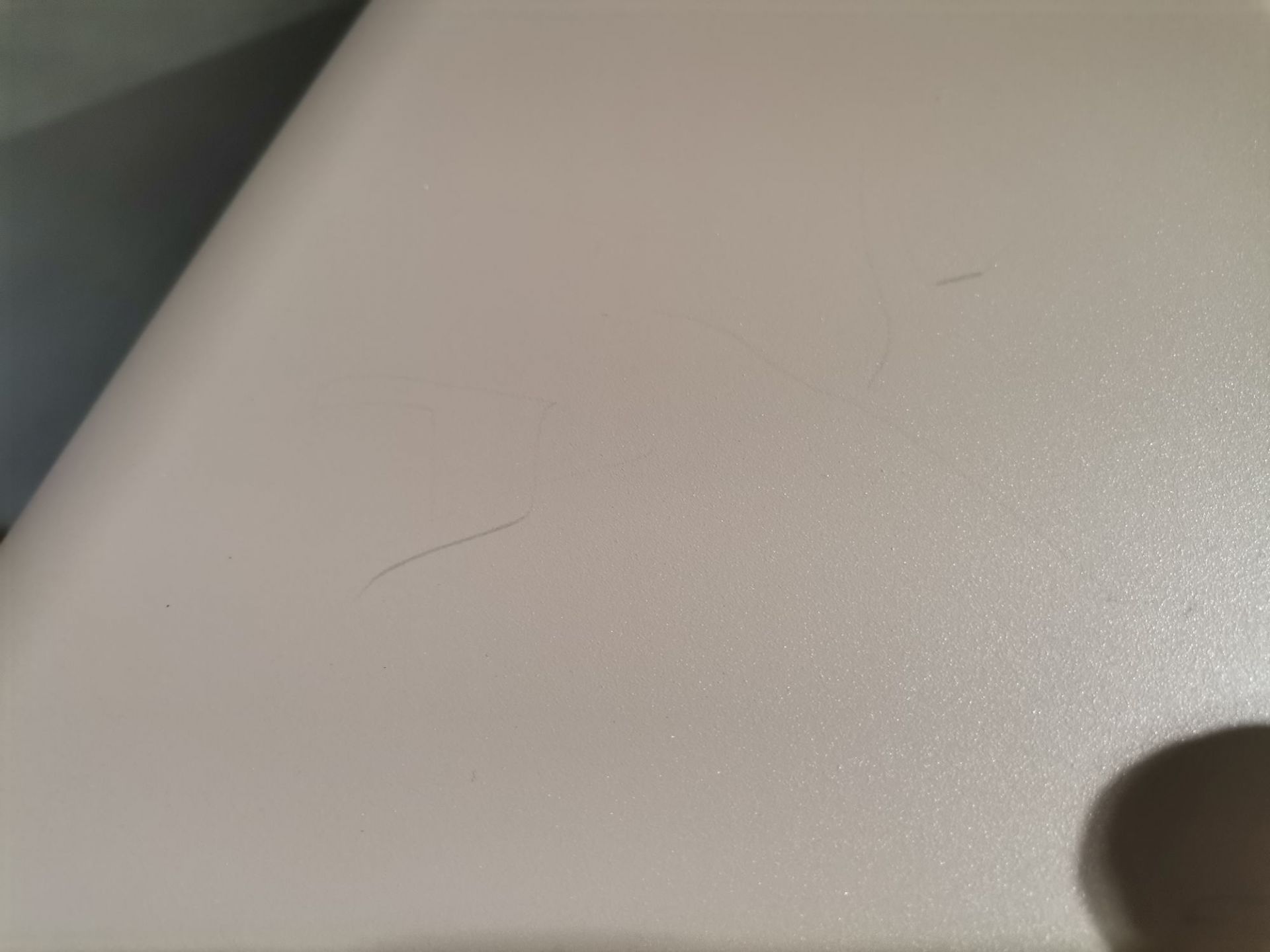 Detailaufnahme des Bellevie V2 Stuhls in Muskat mit Kratzern, ein Mängelexemplar für den Outdoor-Bereich.