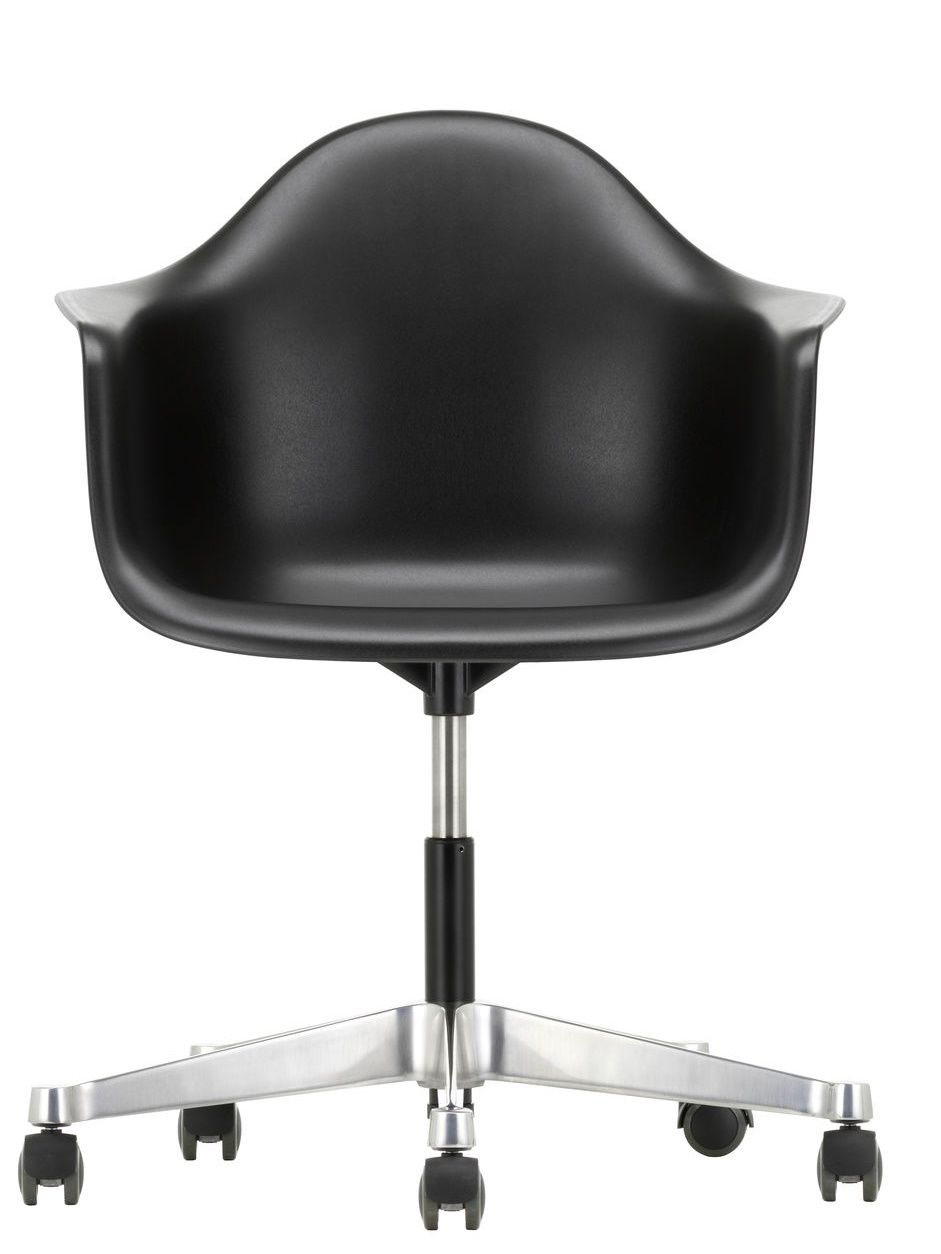 Schwarzer Eames Plastic Arm Chair PACC Stuhl von Vitra mit Rollen und silbernem Fußkreuz, Frontansicht.