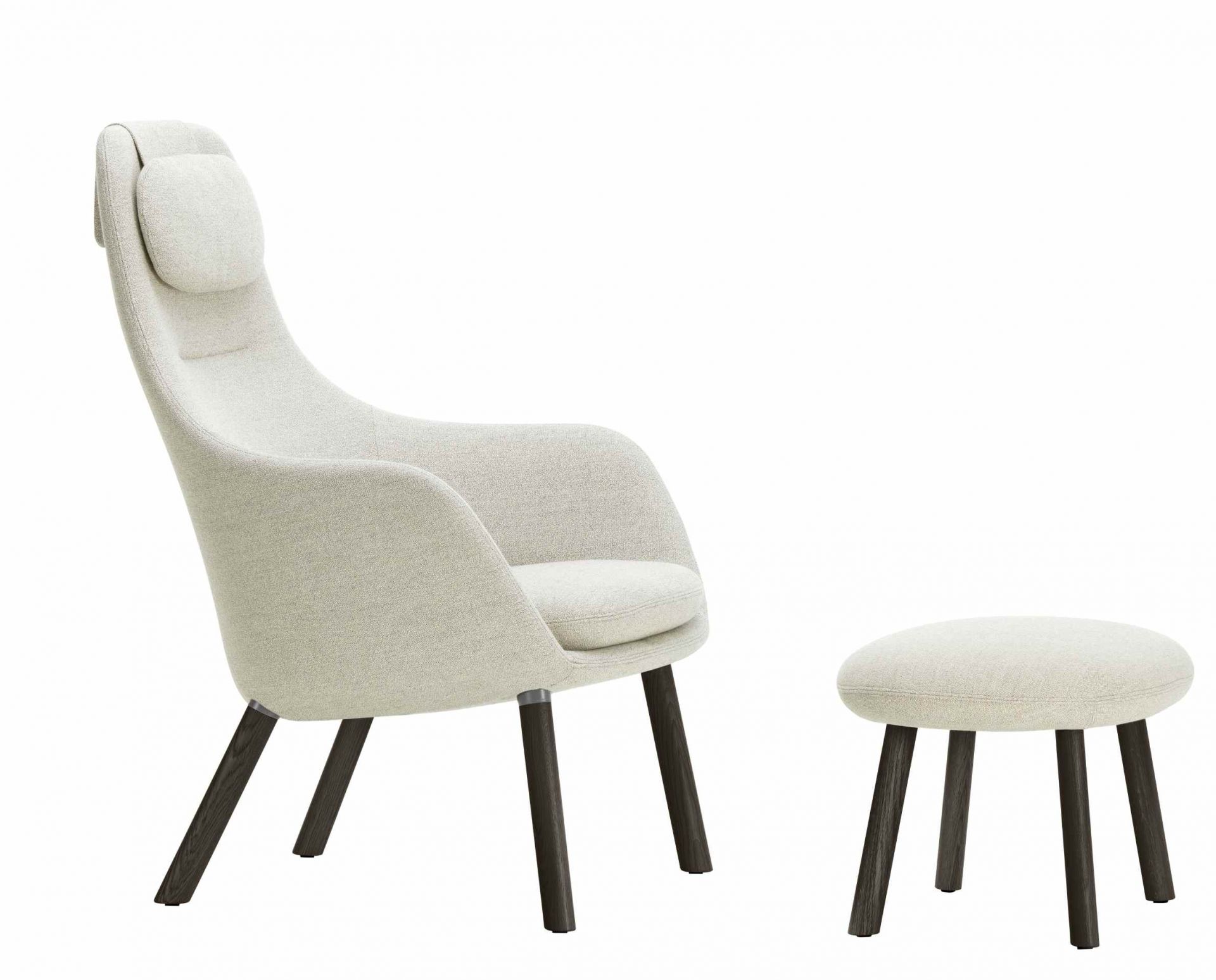Vitra Hal Lounge Chair Sessel mit Ottoman in hellem Stoff und dunklen Holzbeinen.