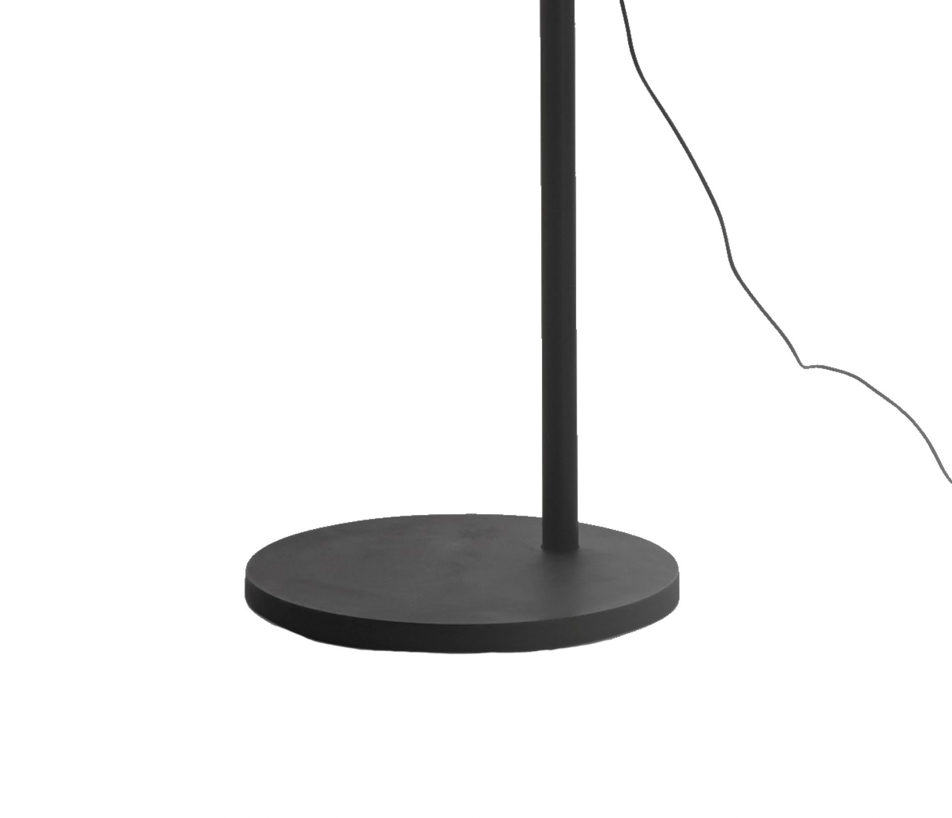 Schwarze Bodenplatte der Demetra Reading Stehleuchte von Artemide. Teilansicht der Leselampe.