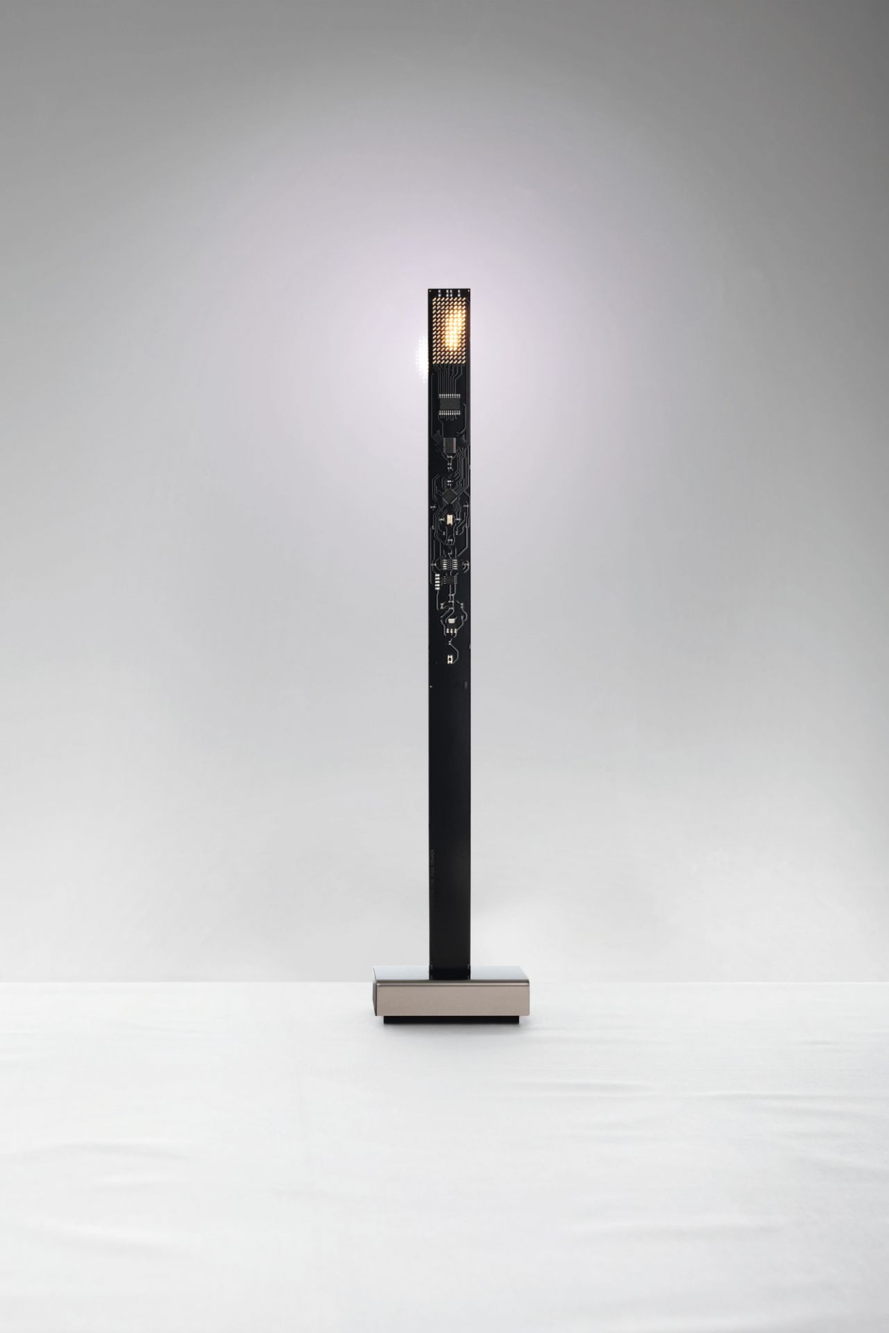 My New Flame Tischleuchte von Ingo Maurer: Moderne LED-Tischlampe mit minimalistischem Design und warmem Licht.
