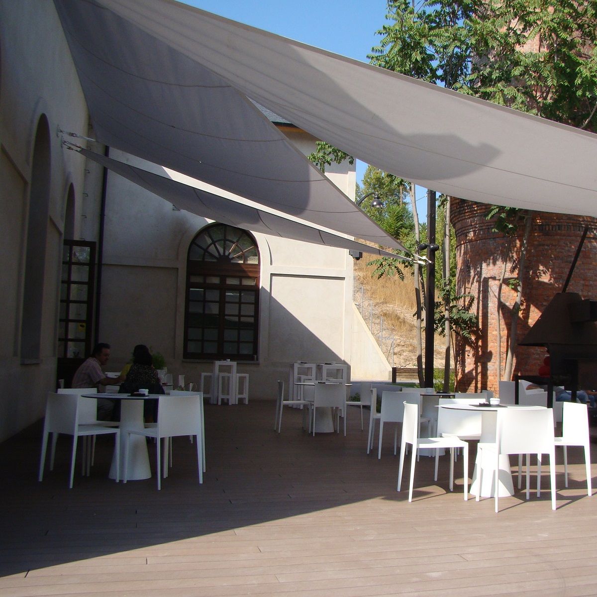 Außenbereich mit weißen Sail SI1245 Stühlen von Andreu World, stapelbare Design-Stühle für Gastronomie und Terrasse.