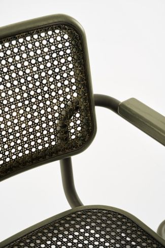 Detailaufnahme des Thonet S 64 V Freischwingers mit Stahlrohrrahmen und Wiener Geflecht, ein Designklassiker.