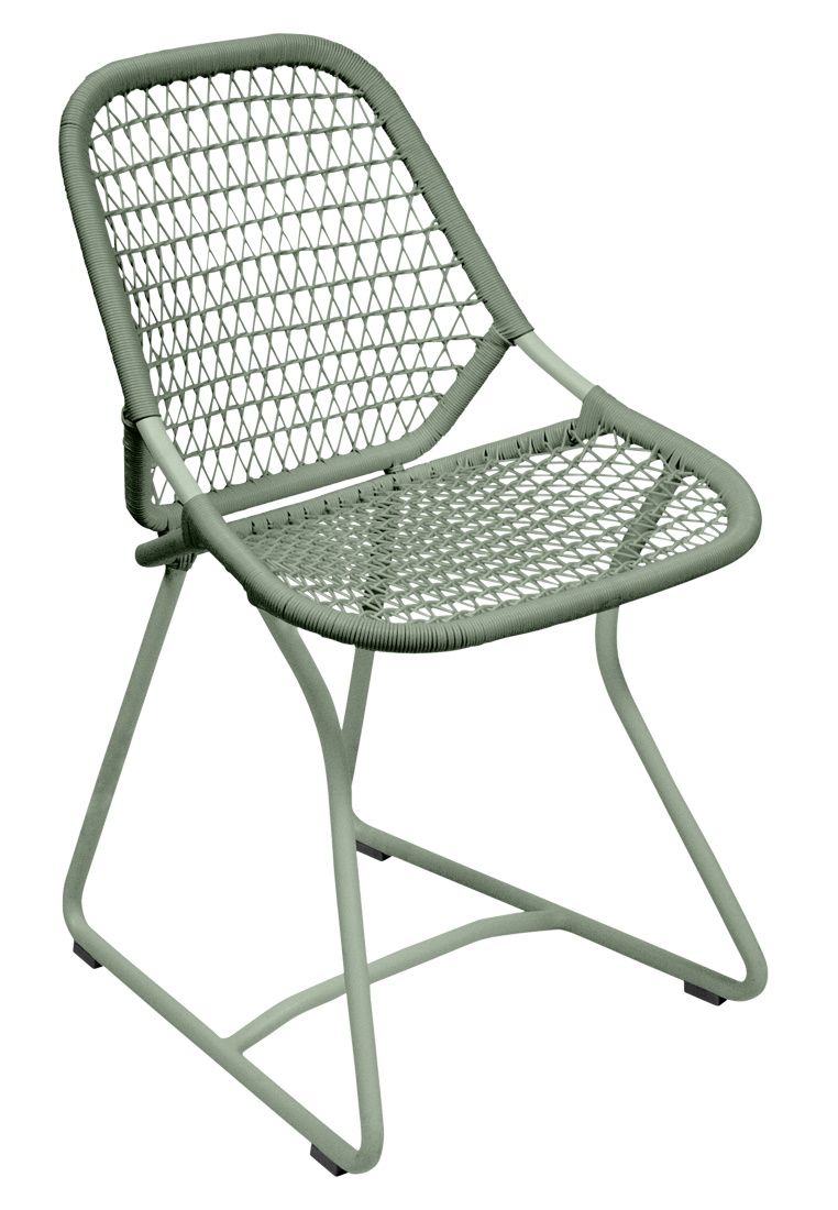 Fermob Sixties Stuhl für den Außenbereich, grüner Rattansessel mit Stahlgestell, Gartenmöbel für Terrasse und Balkon.