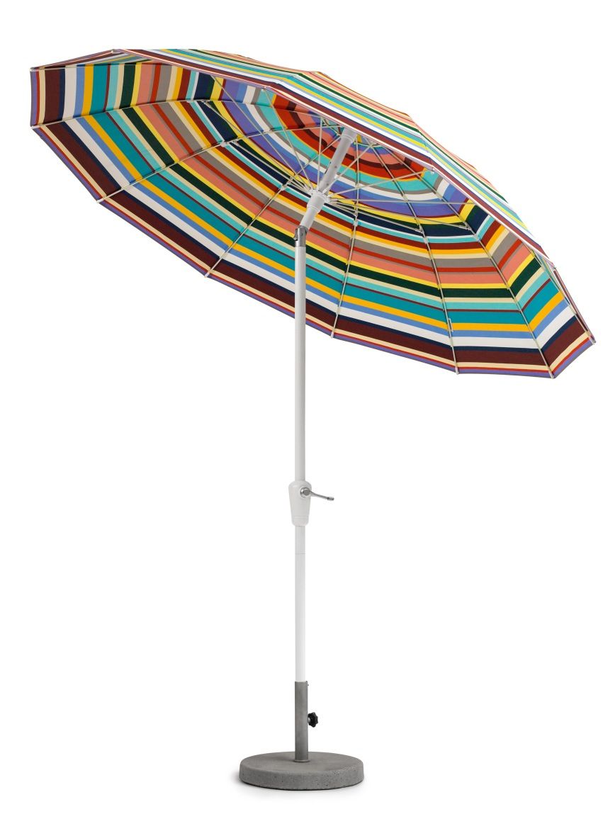 Weishäupl Sonnenschirm mit bunt gestreiftem Bezug, weißem Gestell und grauem Betonsockel für den Garten.