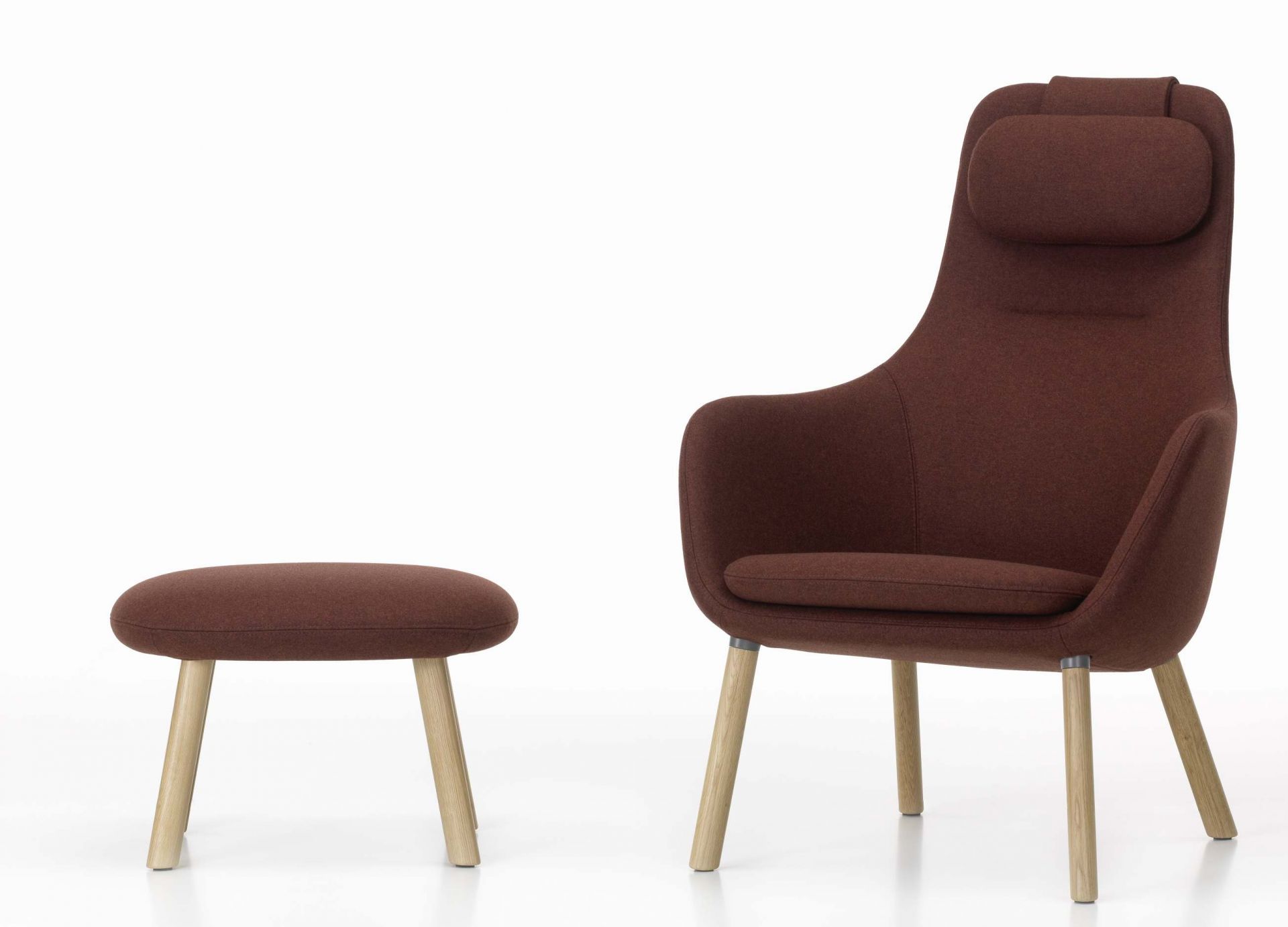 Vitra Hal Lounge Chair Sessel in Braun mit Ottoman Hocker und Holzbeinen auf Weiß.