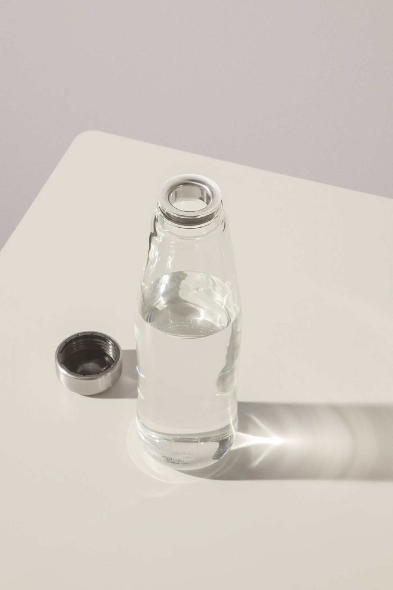 Glas Karaffe von Eva Solo mit Deckel, gefüllt mit Wasser, auf hellem Untergrund.