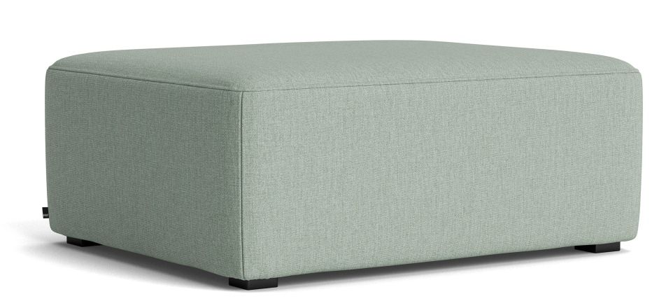 Heller, quadratischer Mags Ottoman von Hay mit Stoffbezug und kleinen Füßen. Fußhocker für Wohnzimmer.