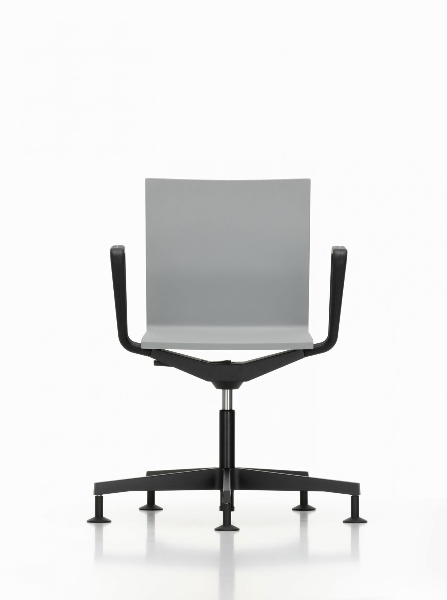 Grauer .04 Bürodrehstuhl von Vitra mit Armlehnen und schwarzem Fußkreuz, Frontansicht. Ergonomischer Bürostuhl.