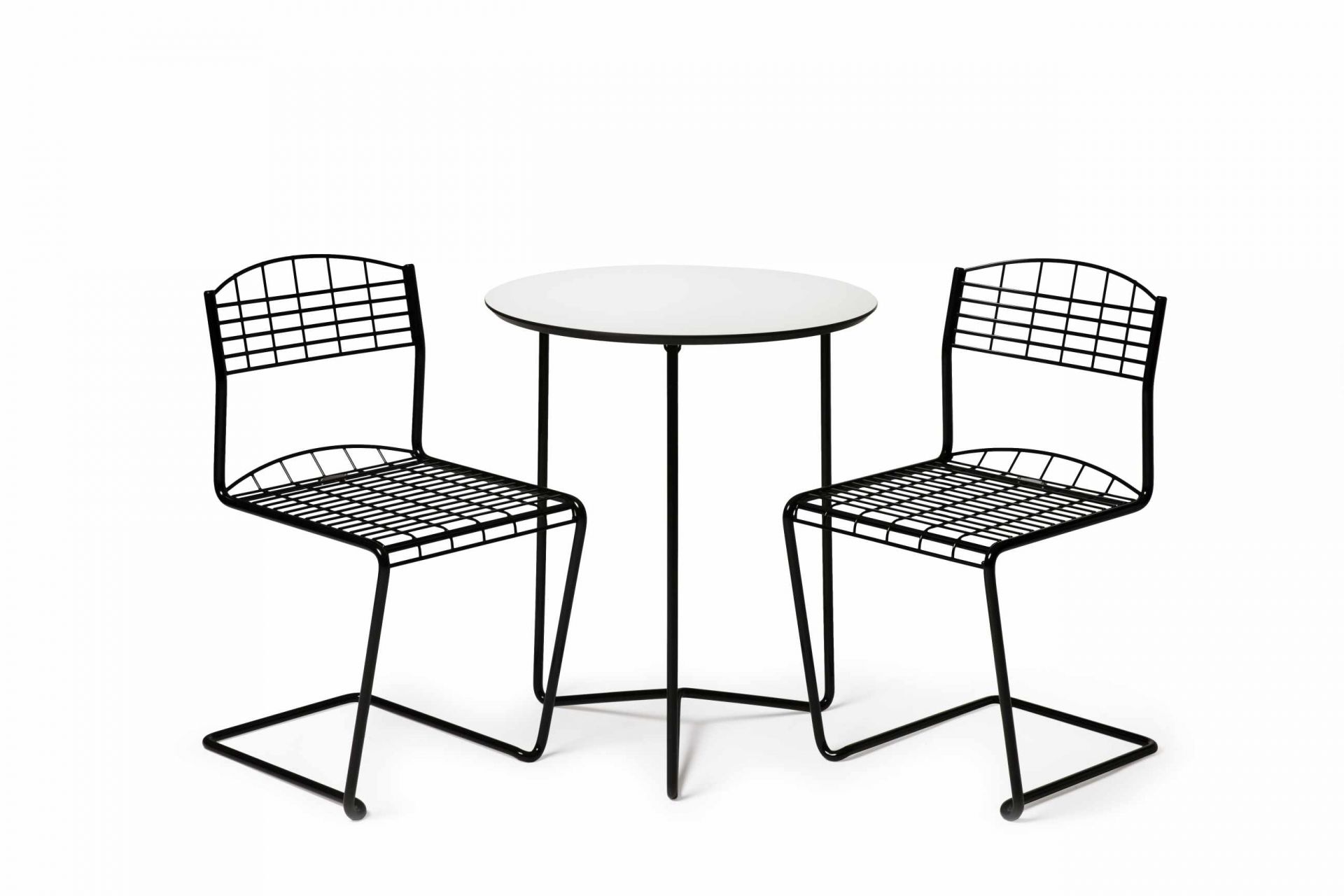 Zwei High Tech Chair Stühle von Grythyttan Stalmöbler mit einem runden Tisch, Outdoor-Möbel.