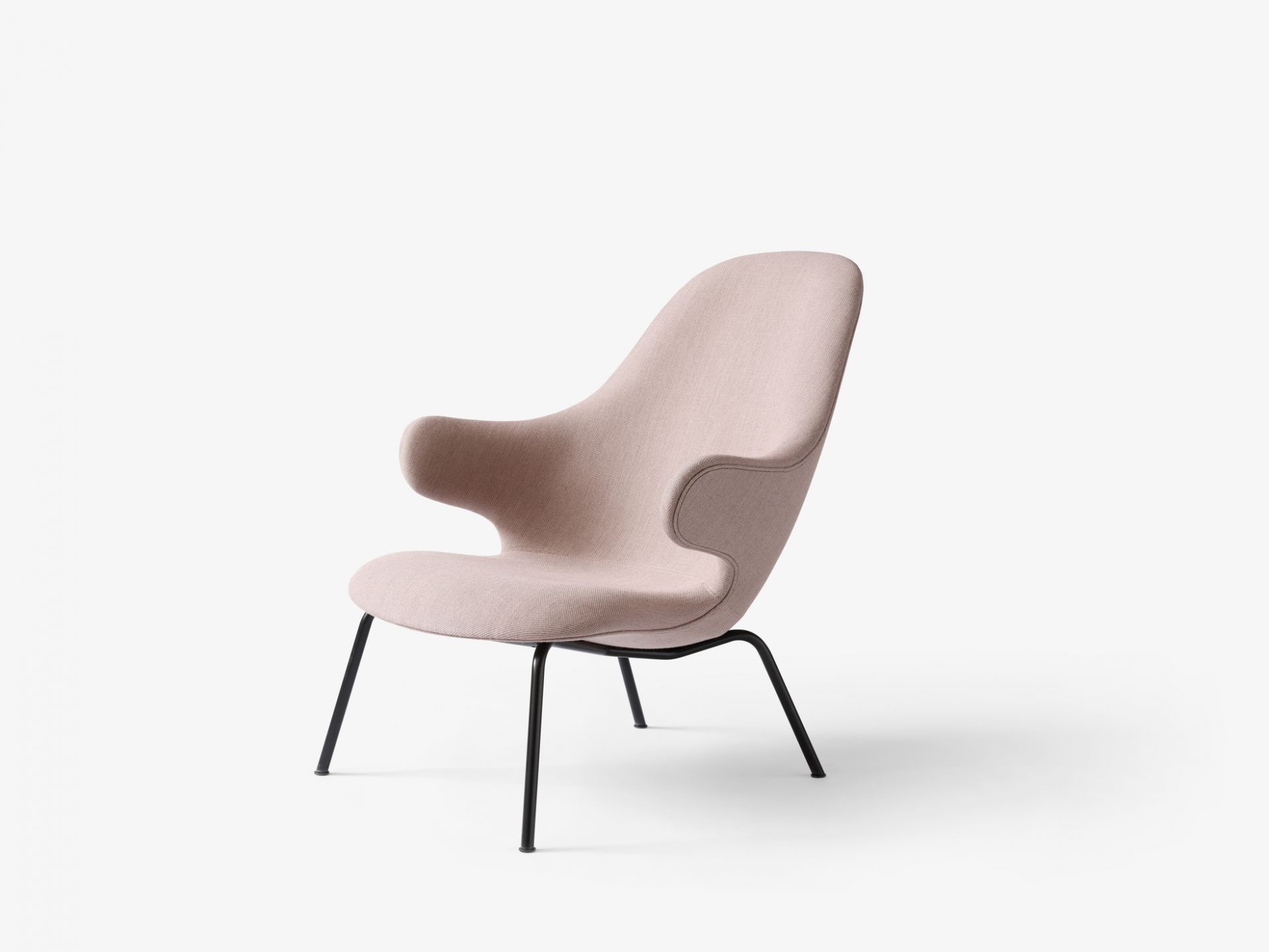 Catch Lounge Sessel von AndTradition, hellrosa Stoffbezug mit schwarzen Metallbeinen, moderne Sitzmöbel.